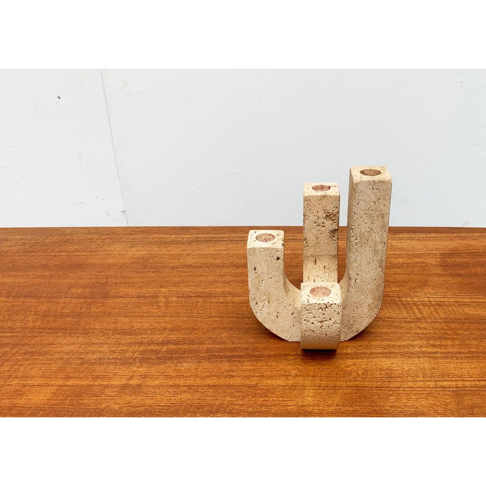 Schlichter candlesticks made of travertine, designed by Fratelli Mannelli from the 60s.
A no-nonsense design that draws its elegance from the minimalist design and the particular materiality. Official proof of authenticity such as vintage catalogs,