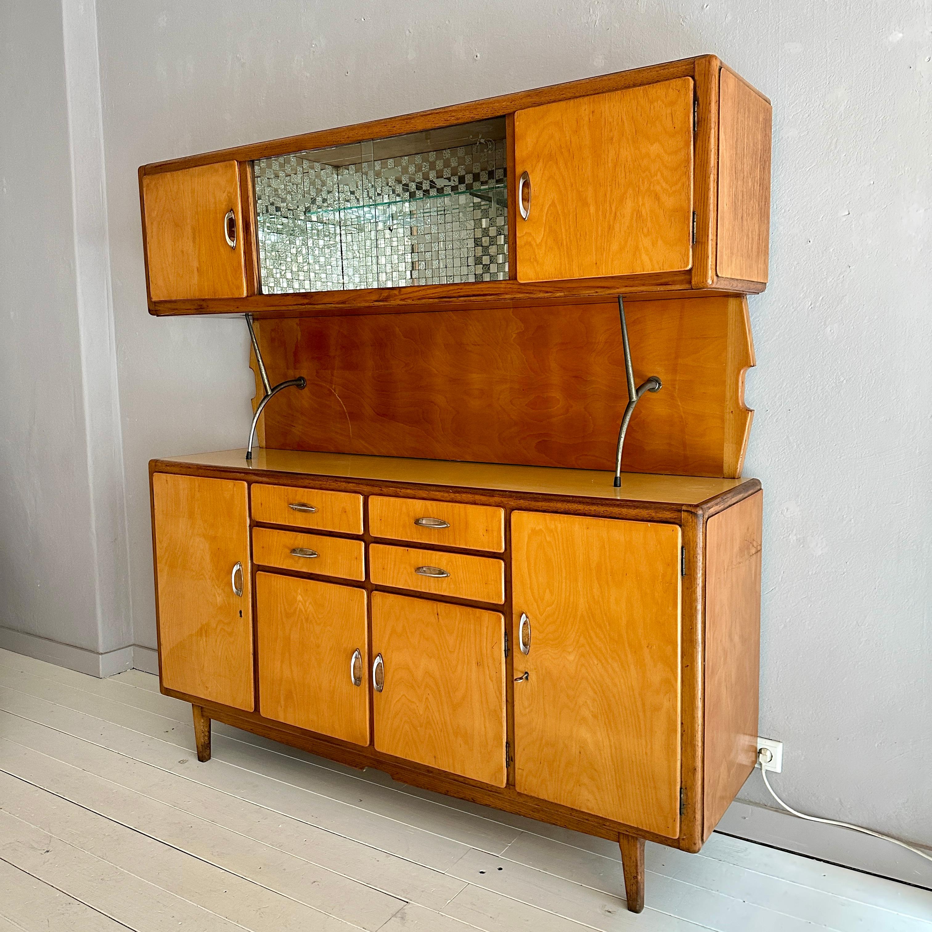 Este exquisito mueble bufé italiano de mediados de siglo, fabricado hacia 1950, está diseñado en el inconfundible estilo de Ico Parisi, figura destacada del modernismo italiano de posguerra. Con una silueta estilizada y proporciones elegantes, el