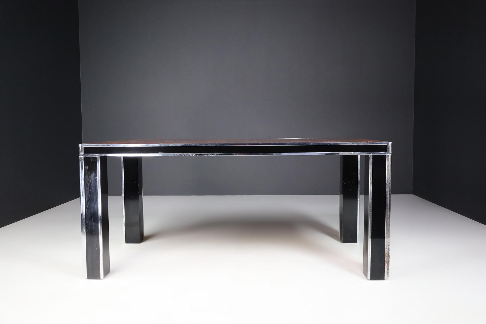 Mid-century italian burl dining table by Willy Rizzo 1970s.

Italian modern piece from the late 1970s Art Deco designed by Willy Rizzo. This stylish modern Italian dining table makes an elegant dining room with an impressive mixture of vintage