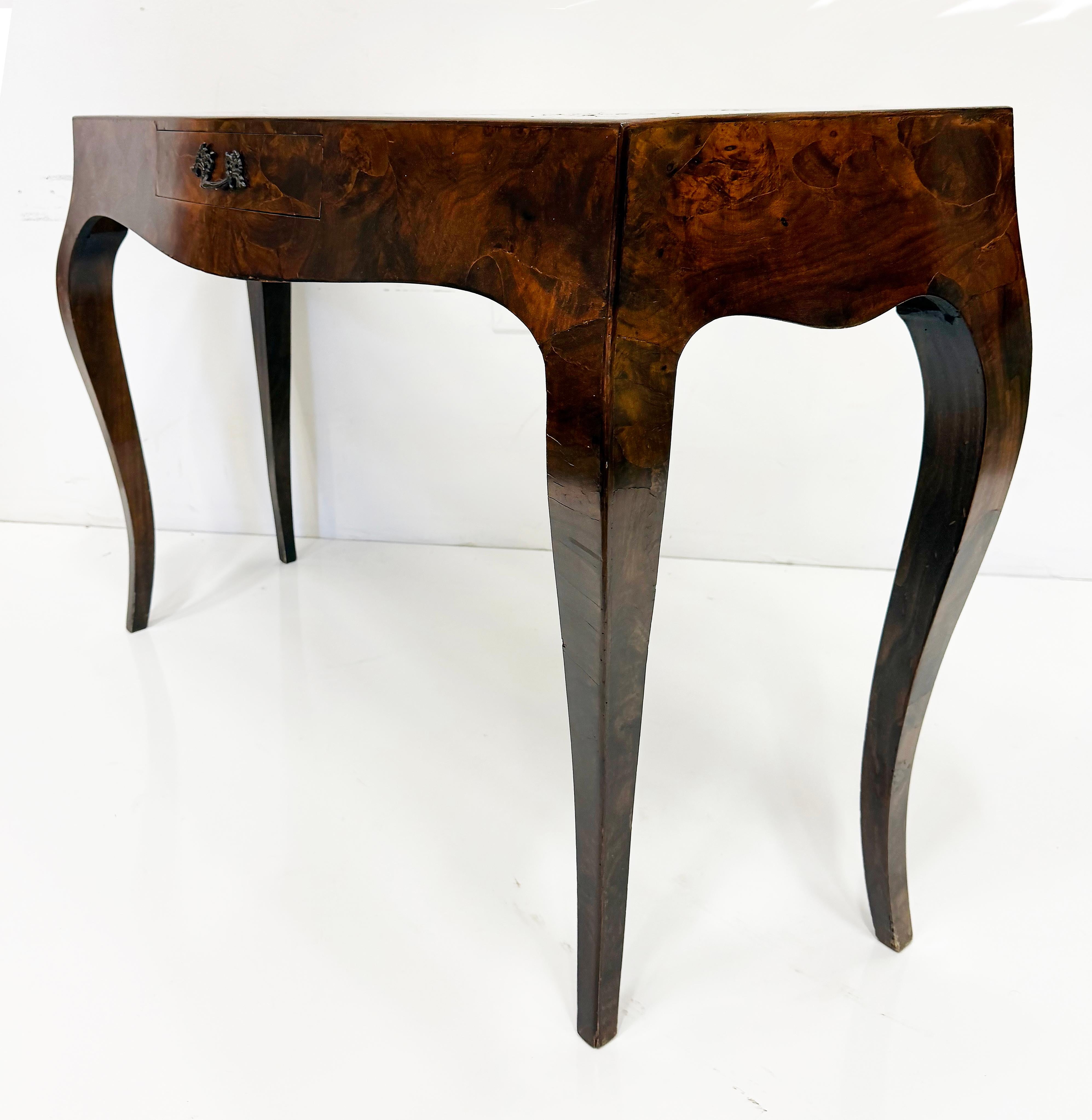 Console italienne du milieu du siècle en loupe d'olivier avec tiroir en vente 5