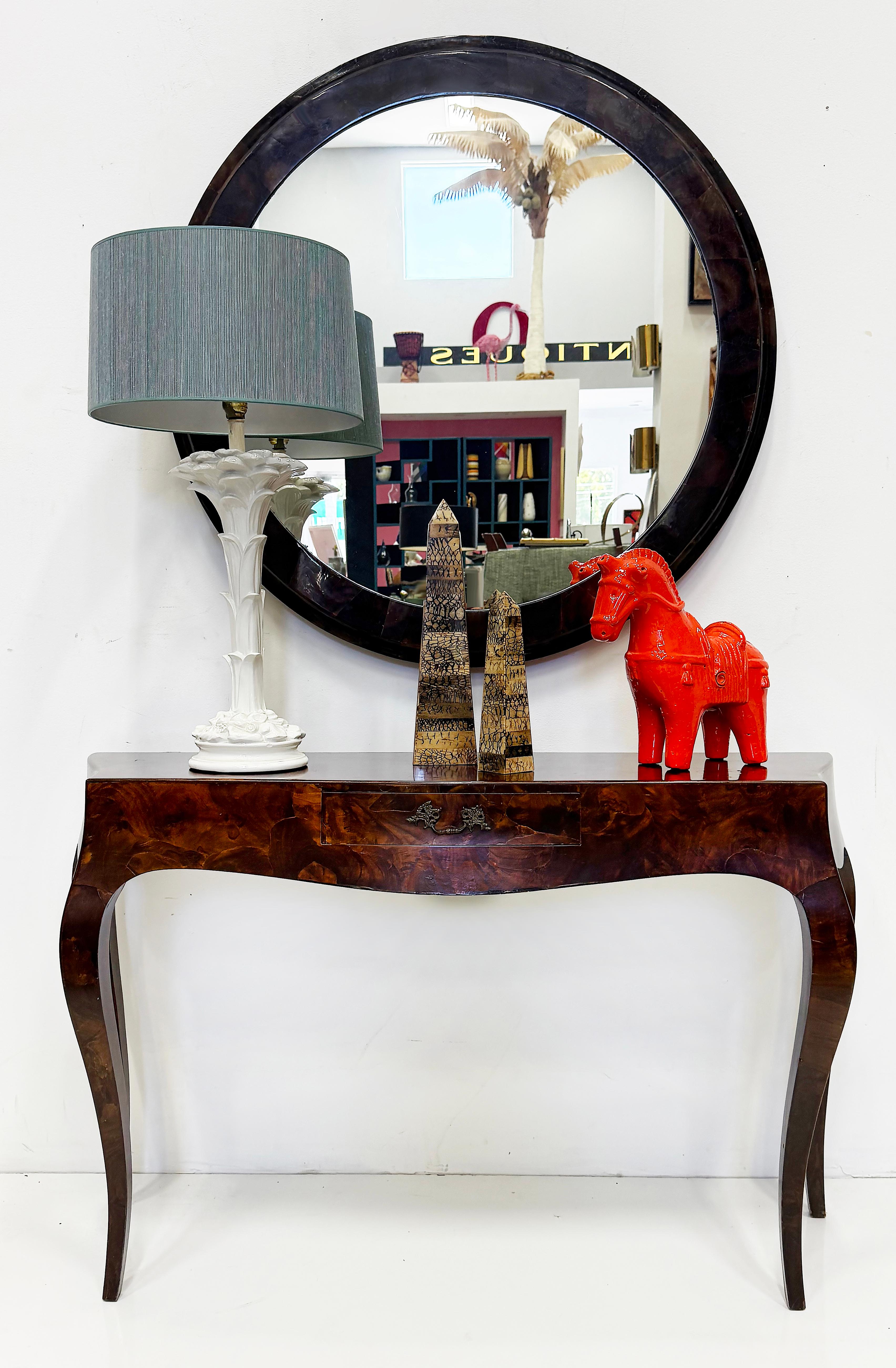 Console italienne du milieu du siècle en loupe d'olivier avec tiroir

Nous proposons à la vente une élégante console italienne du milieu du siècle en bois d'olivier qui est magnifiquement aménagée avec des plaques de bois d'olivier grainé et