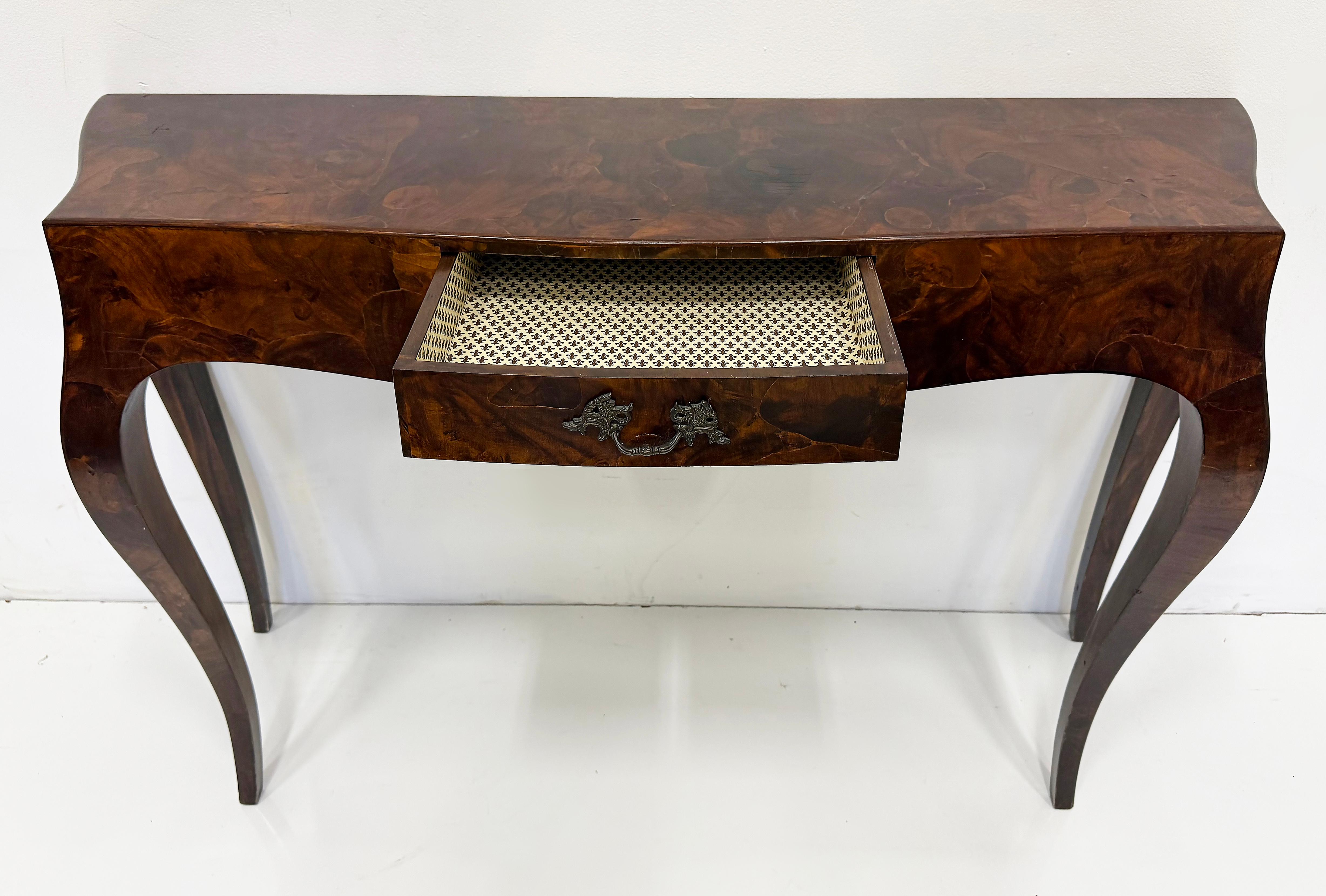 Laiton Console italienne du milieu du siècle en loupe d'olivier avec tiroir en vente