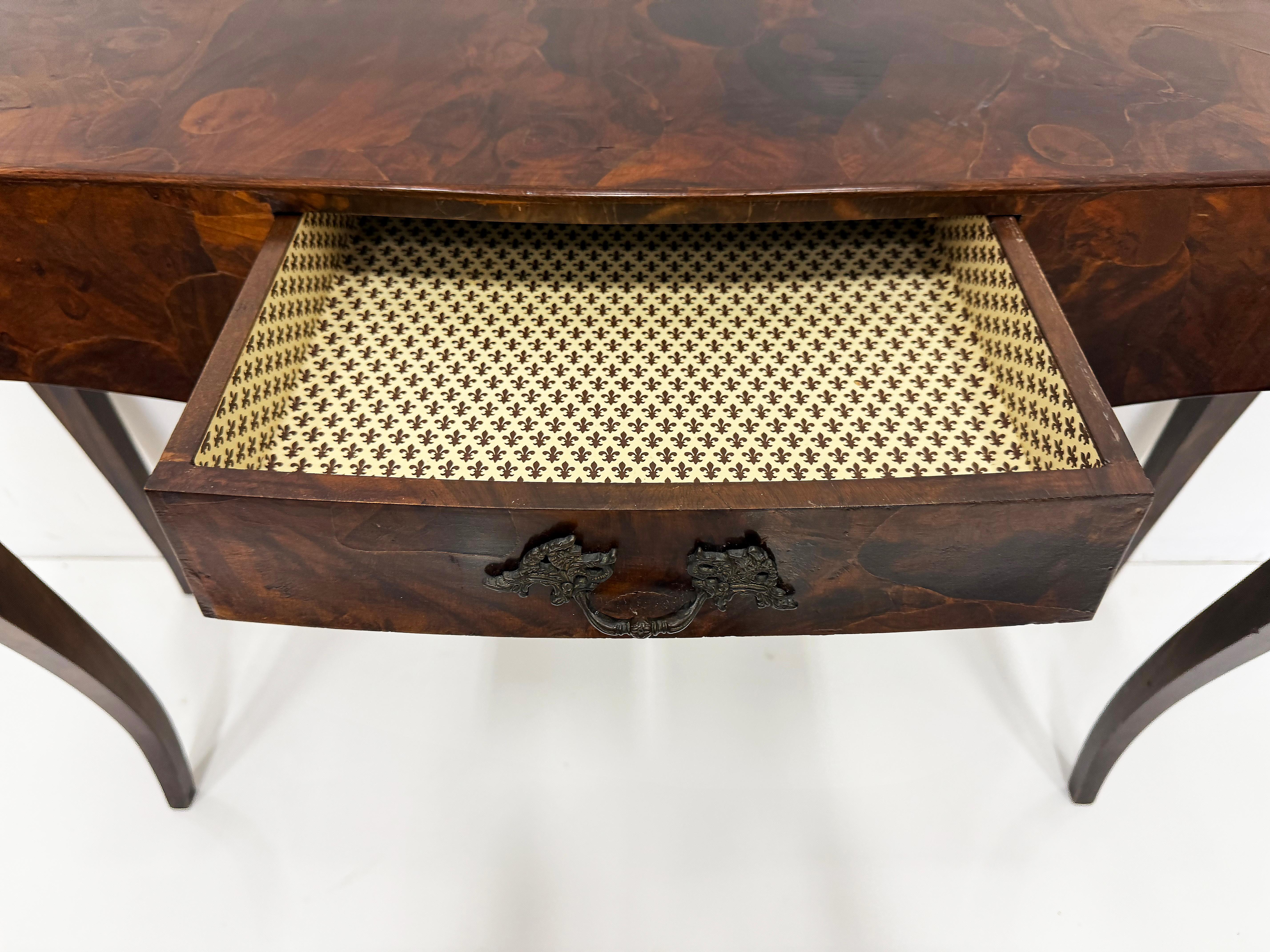 Console italienne du milieu du siècle en loupe d'olivier avec tiroir en vente 1