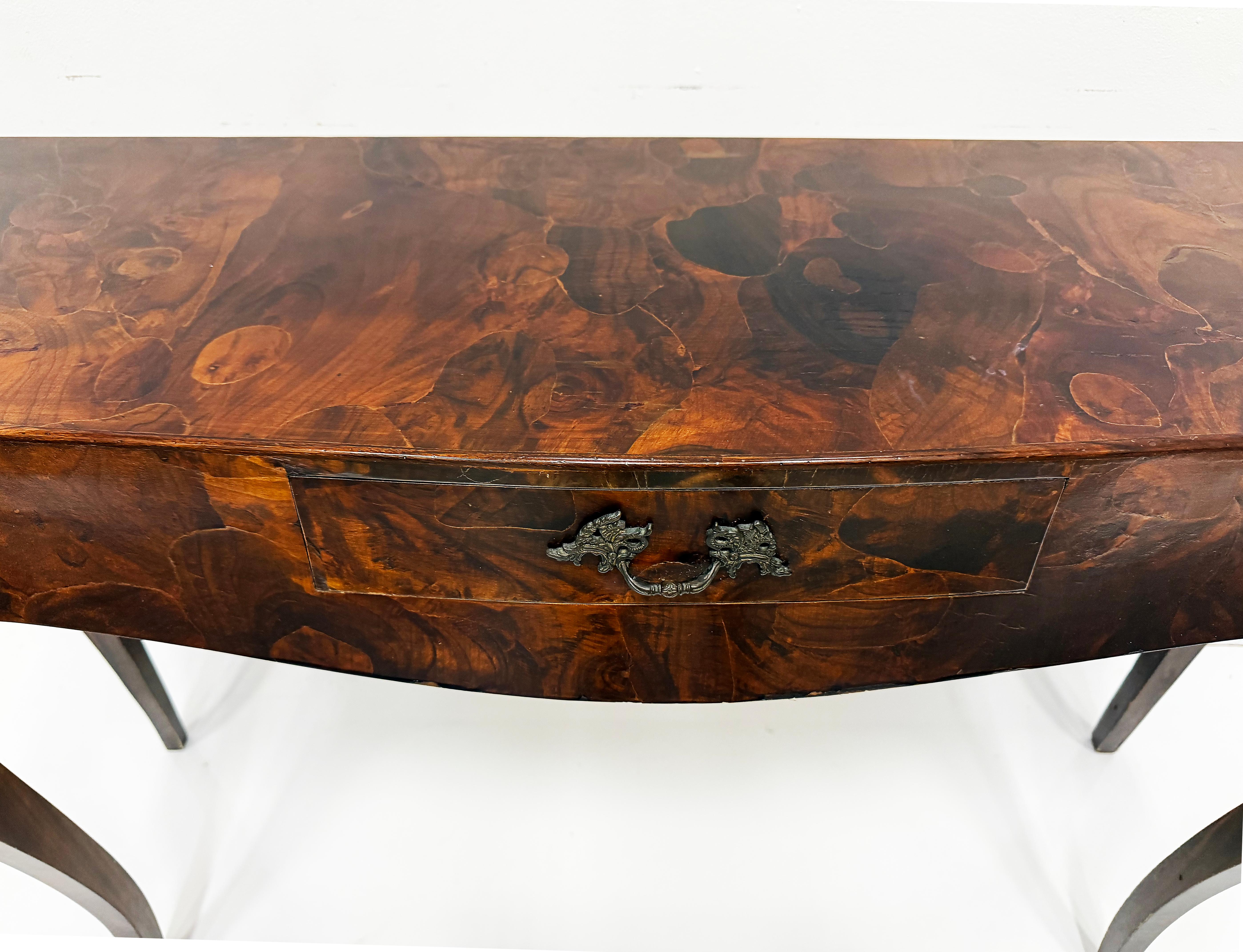 Console italienne du milieu du siècle en loupe d'olivier avec tiroir en vente 2