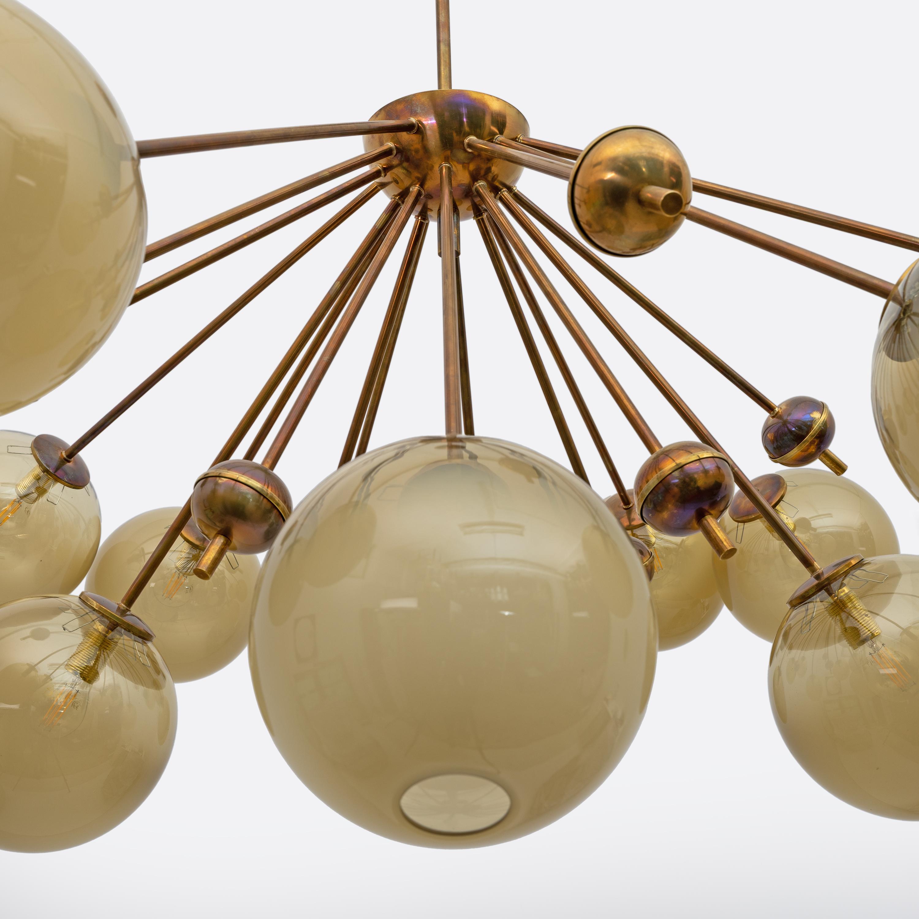 Mid-Century Italian Burnished Brass and Murano Glass Large Sputnik Chandelier In Excellent Condition For Sale In Puglia, Puglia