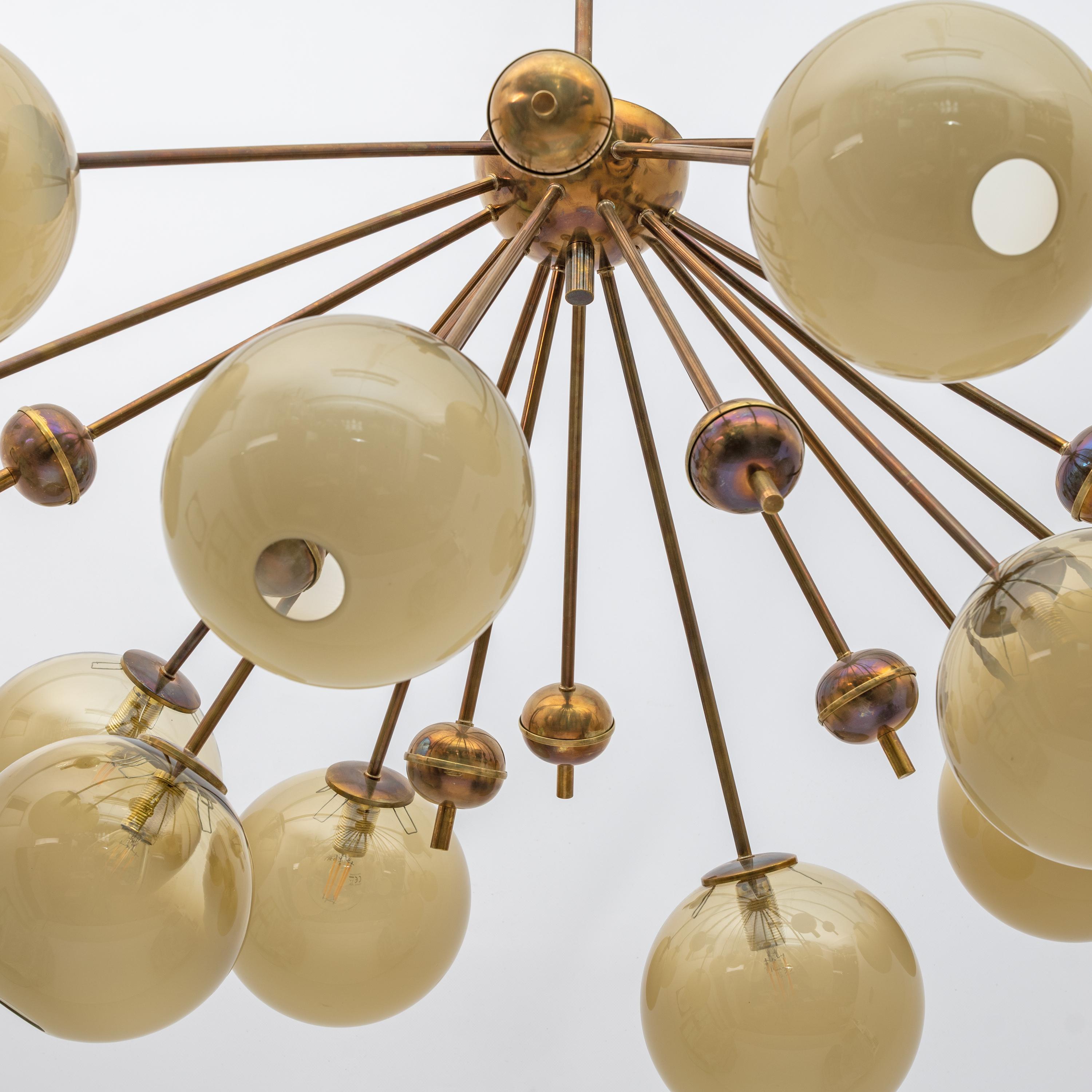 Mid-Century Italian Burnished Brass and Murano Glass Large Sputnik Chandelier For Sale 1