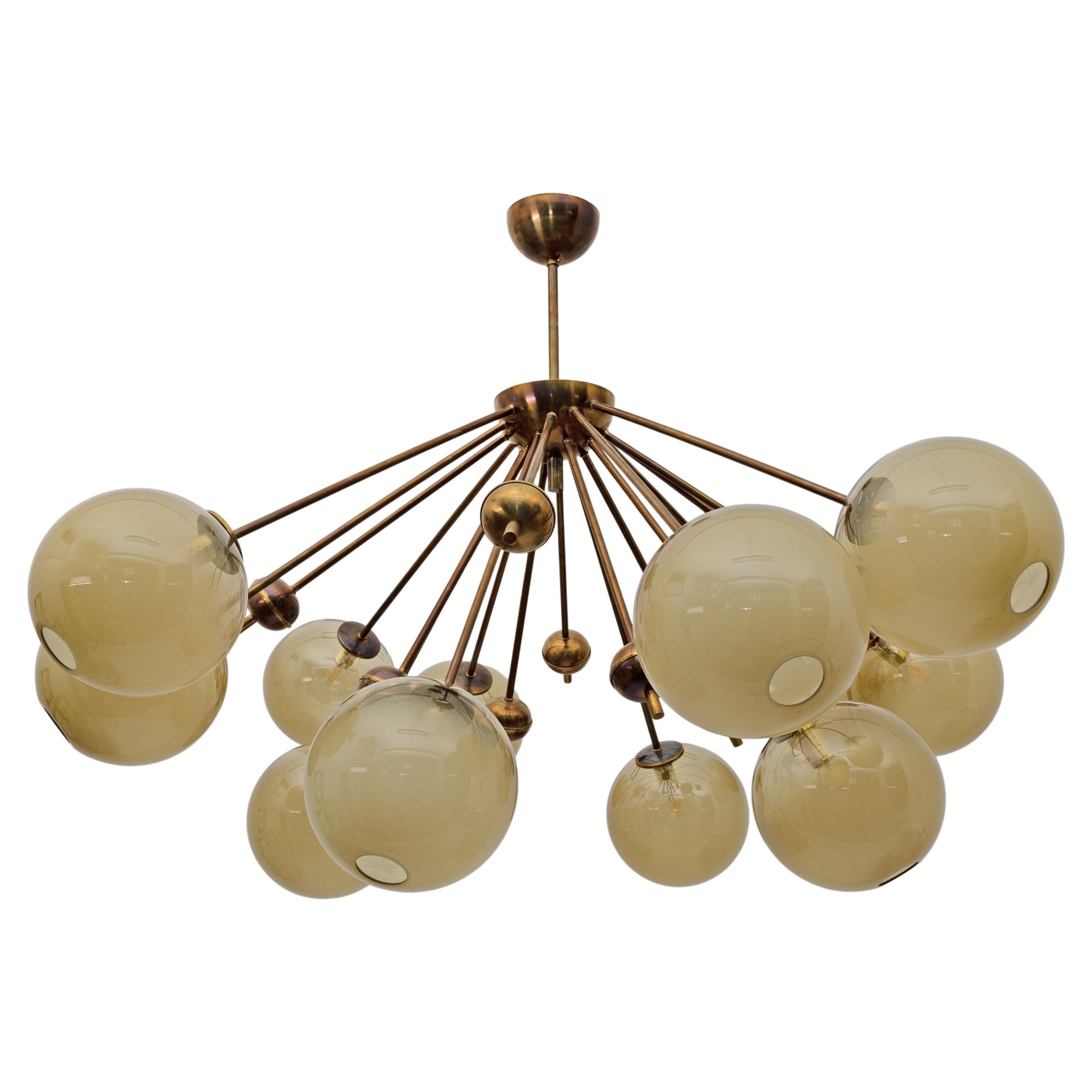 Lustre Sputnik en laiton bruni et verre de Murano du milieu du siècle dernier