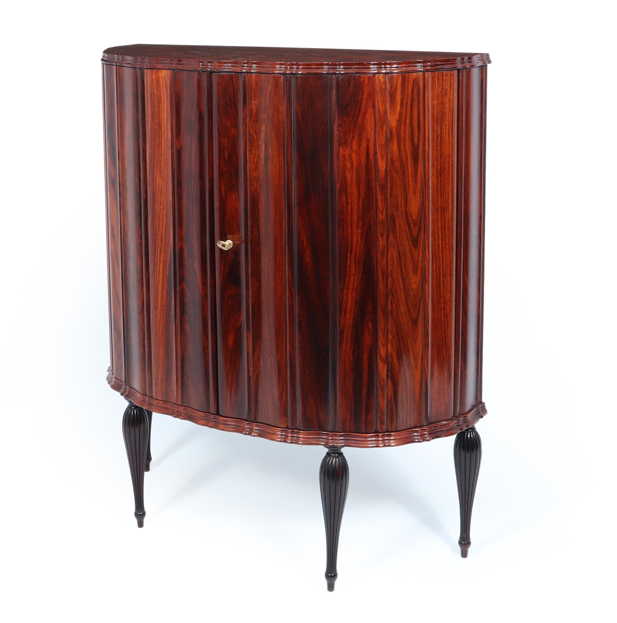 Mobile italiano del metà secolo 

Uno splendido mobile italiano degli anni '50, vera incarnazione di un'eleganza e di una maestria senza tempo. Questo splendido pezzo è caratterizzato da un accattivante design ad arco ornato da intricati dettagli in