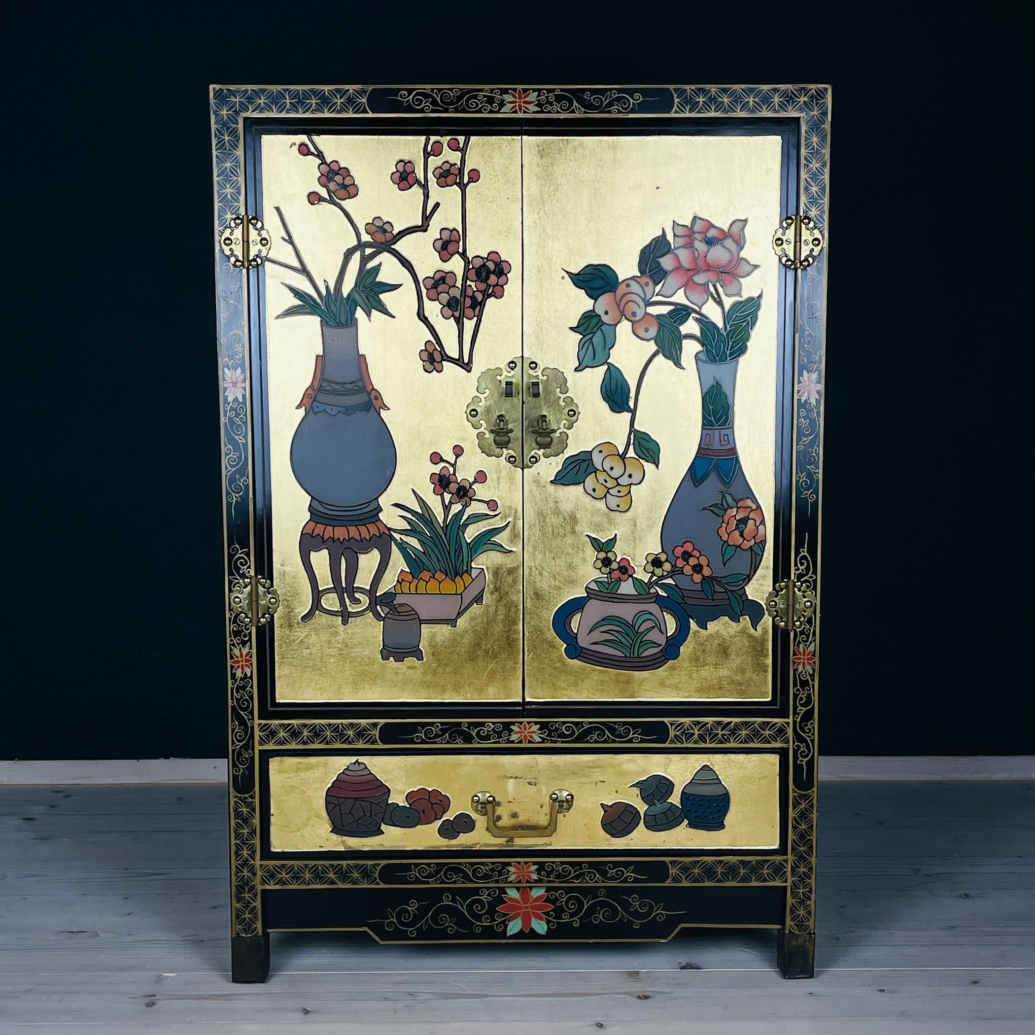 Armoire vintage en bois fabriquée en Italie dans les années 1950.
Fabriqué en bois peint dans le style de la chinoiserie. Le meuble, avec deux portes, est doté d'une étagère, d'un tiroir supplémentaire et de pieds en métal. Portes recouvertes de