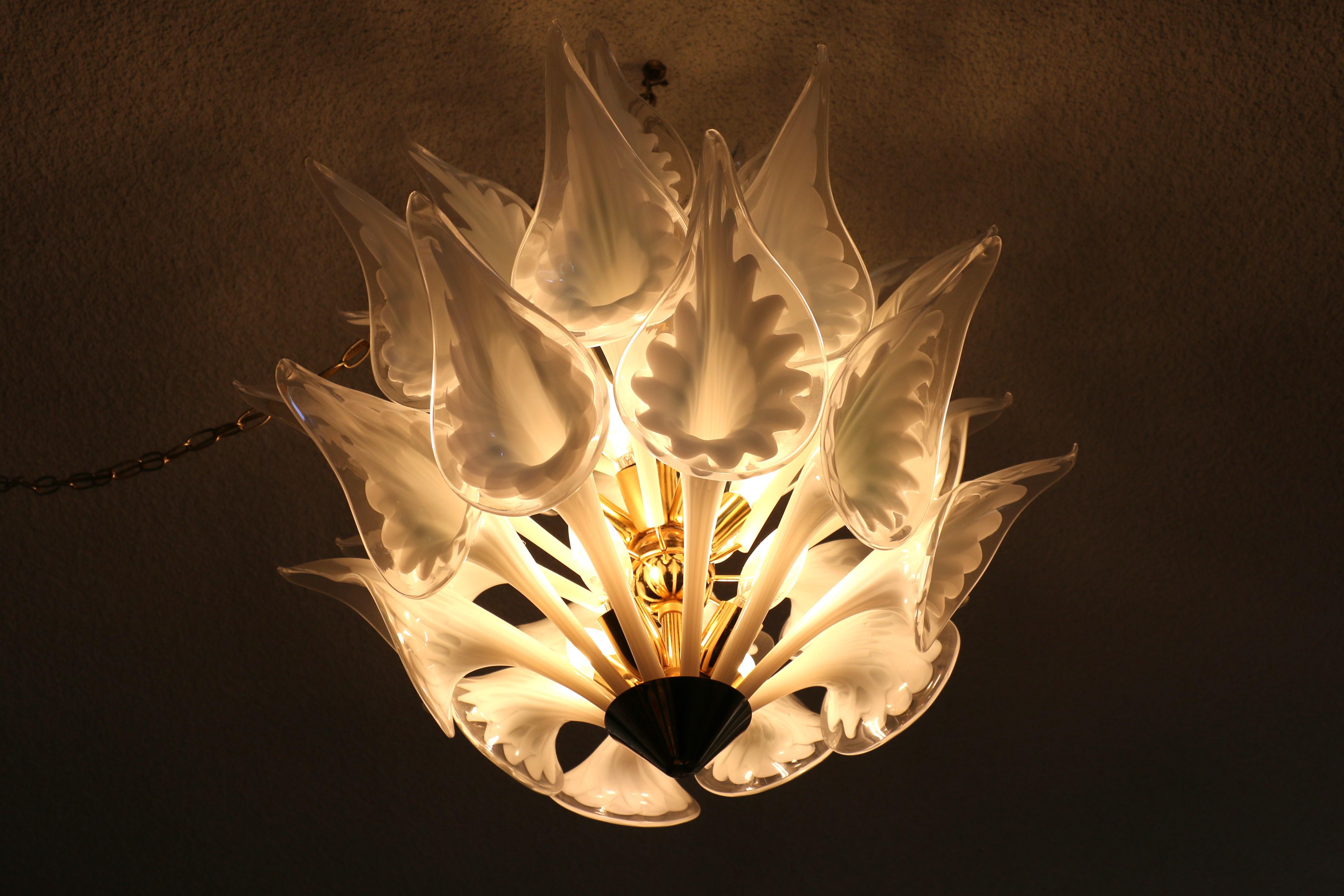Mitte des Jahrhunderts Italienisch Camer Calla Lilie Murano Glass Kronleuchter (Mitte des 20. Jahrhunderts) im Angebot