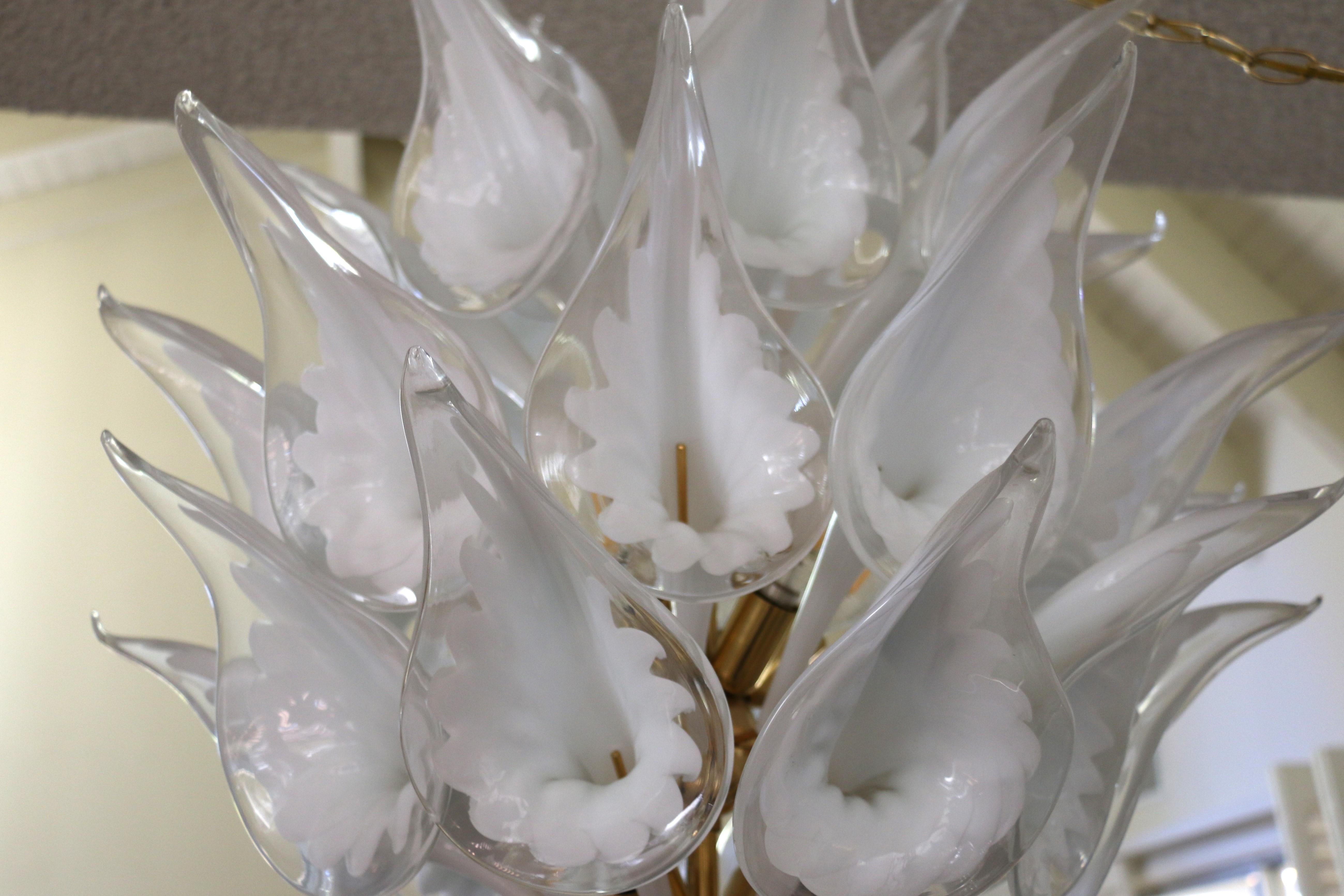 Mitte des Jahrhunderts Italienisch Camer Calla Lilie Murano Glass Kronleuchter (Messing) im Angebot