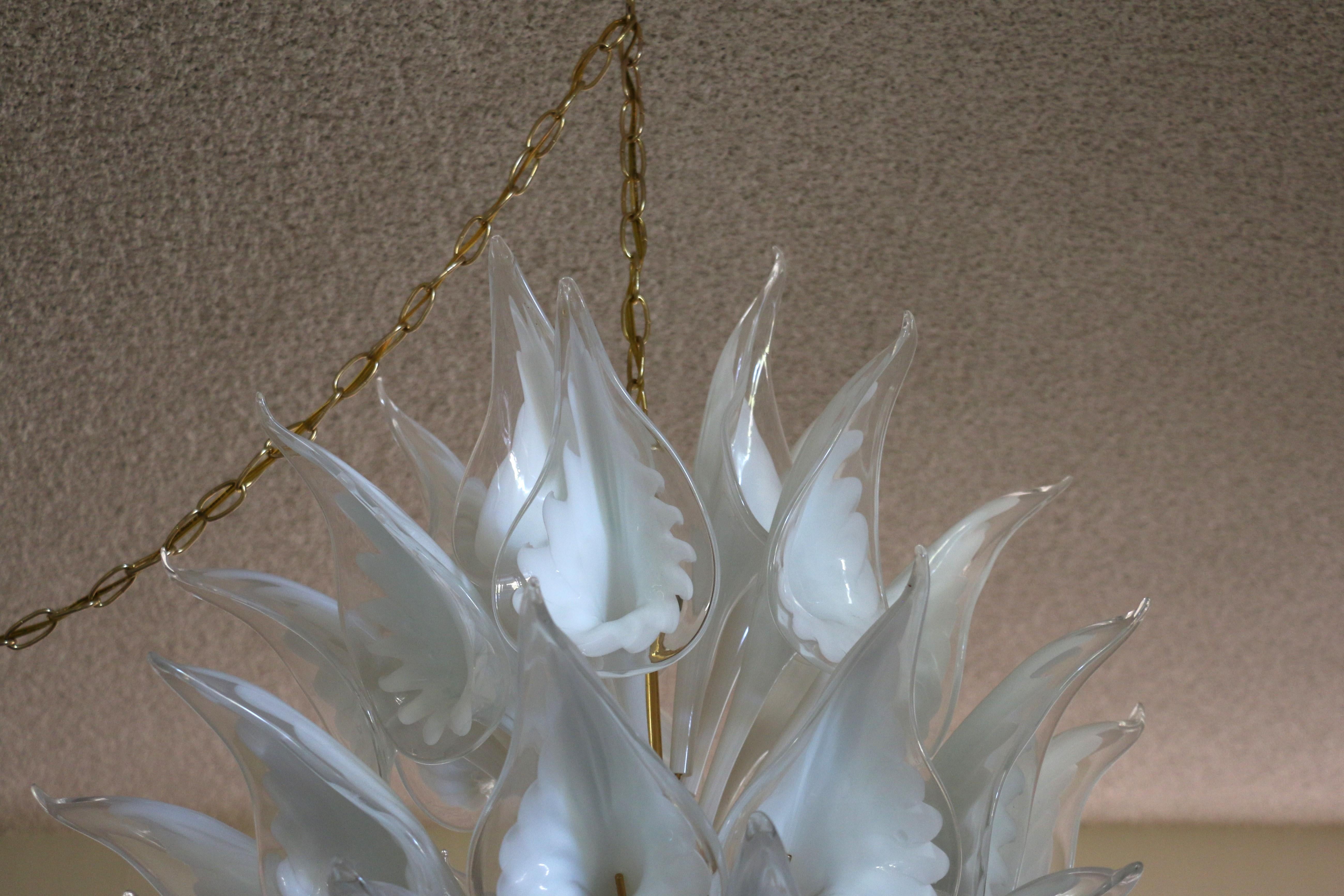 Mitte des Jahrhunderts Italienisch Camer Calla Lilie Murano Glass Kronleuchter im Angebot 1