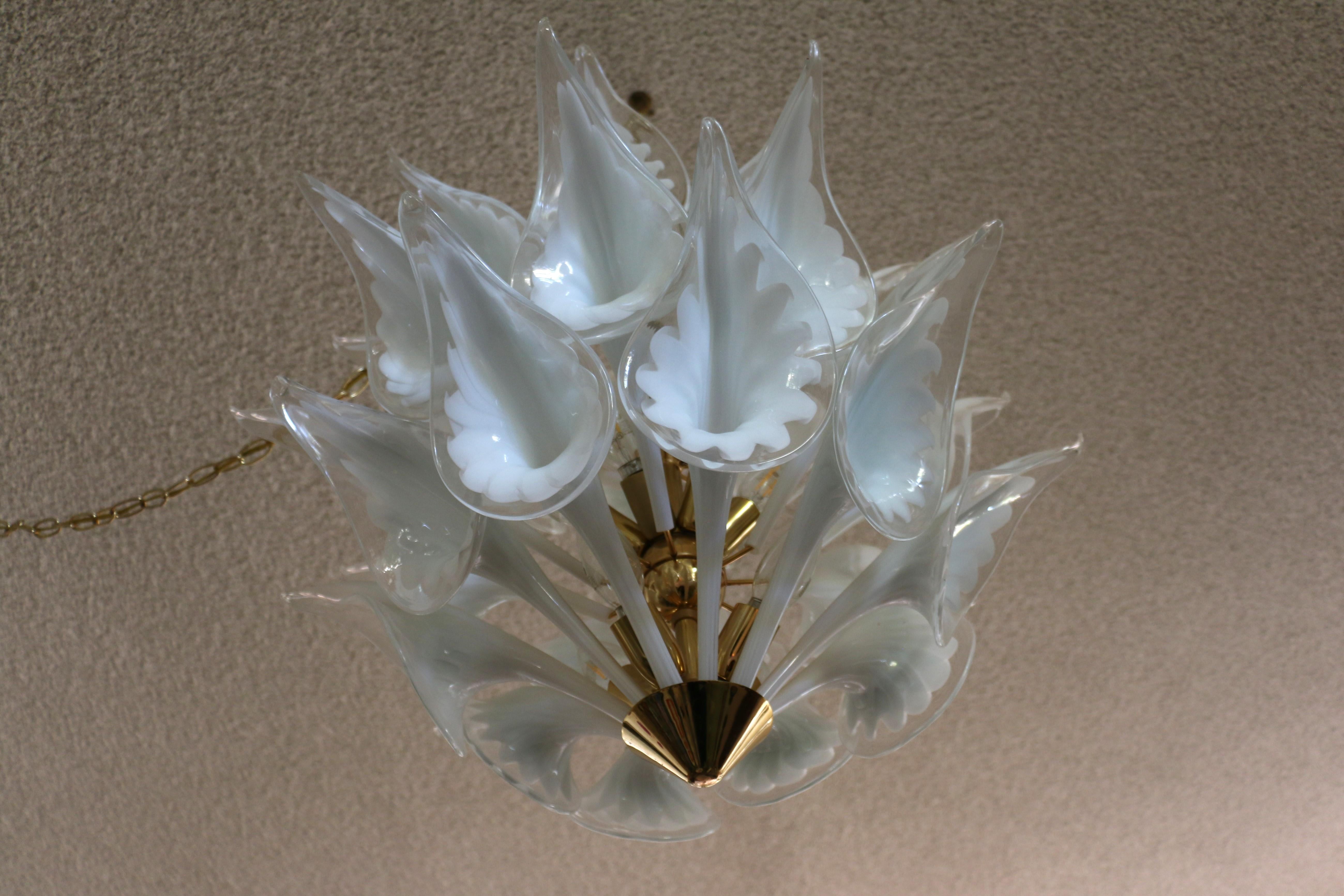 Mitte des Jahrhunderts Italienisch Camer Calla Lilie Murano Glass Kronleuchter im Angebot 3