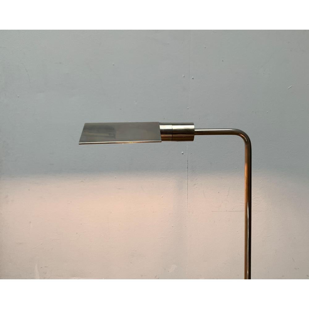 Elégante lampe sur pied du milieu du siècle dernier du fabricant italien Obor.

Le design séduit par la finesse d'exécution des détails et le principe du porte-à-faux et du contrepoids. Il est fortement basé sur les feux debout de Cédric Hartmann.