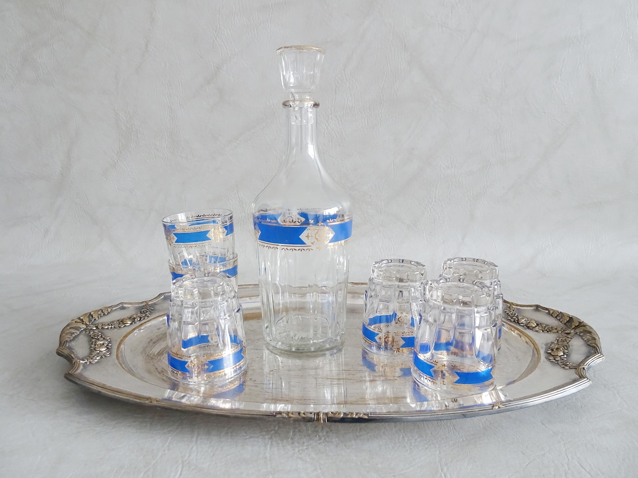 Stilvolles Bar-Set bestehend aus einer Karaffe mit sechs Gläsern und einem Tablett. Italienisches Glas von Cristallerie Artistiche DEP in einem edlen blau-goldenen Dekor und einem versilberten Tablett mit goldenen floralen Ornamenten.

Ein