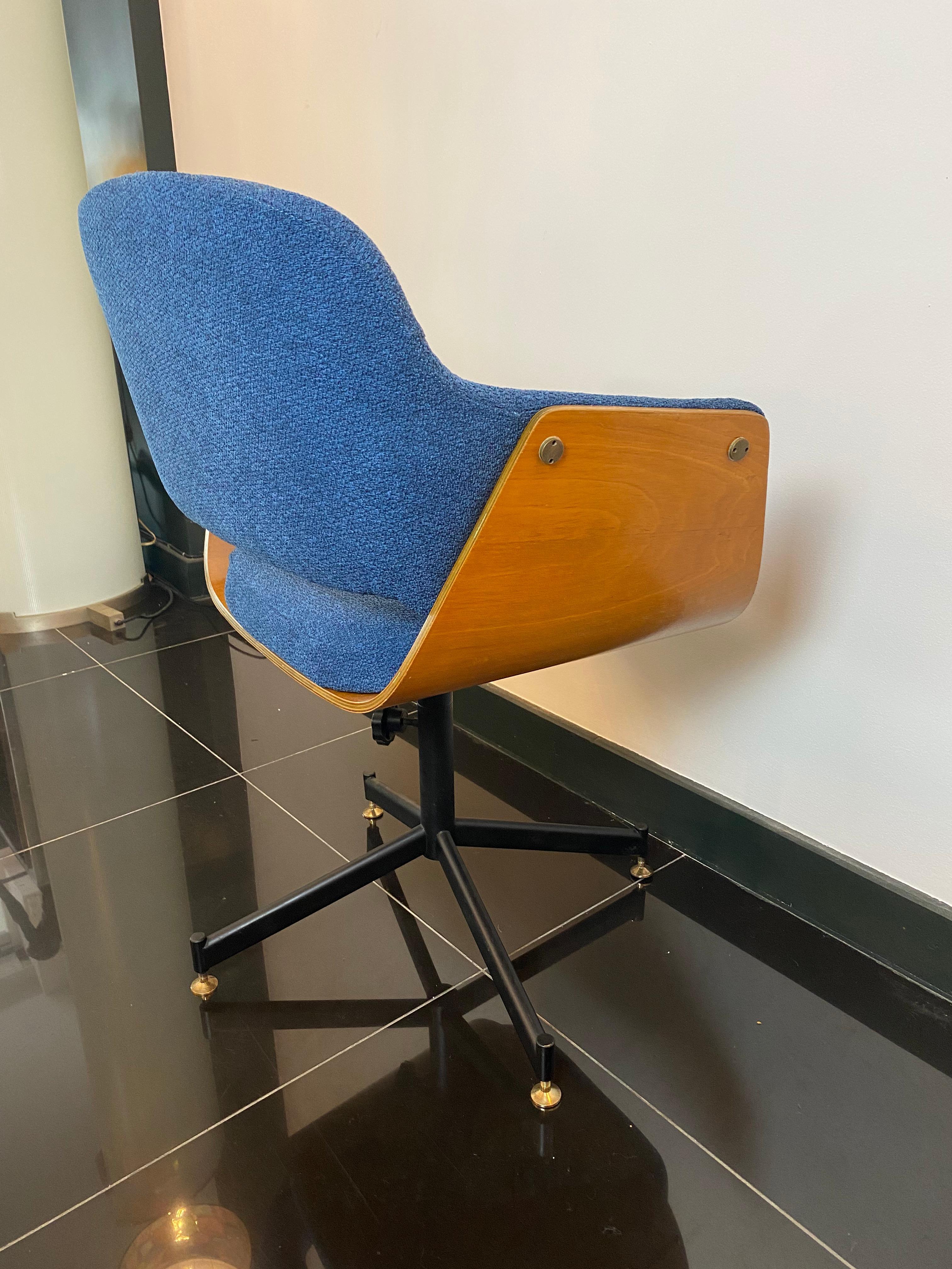 1950s Italian height adjustable swivel desk chair by Carlo Ratti in bent plywood with original upholstery.