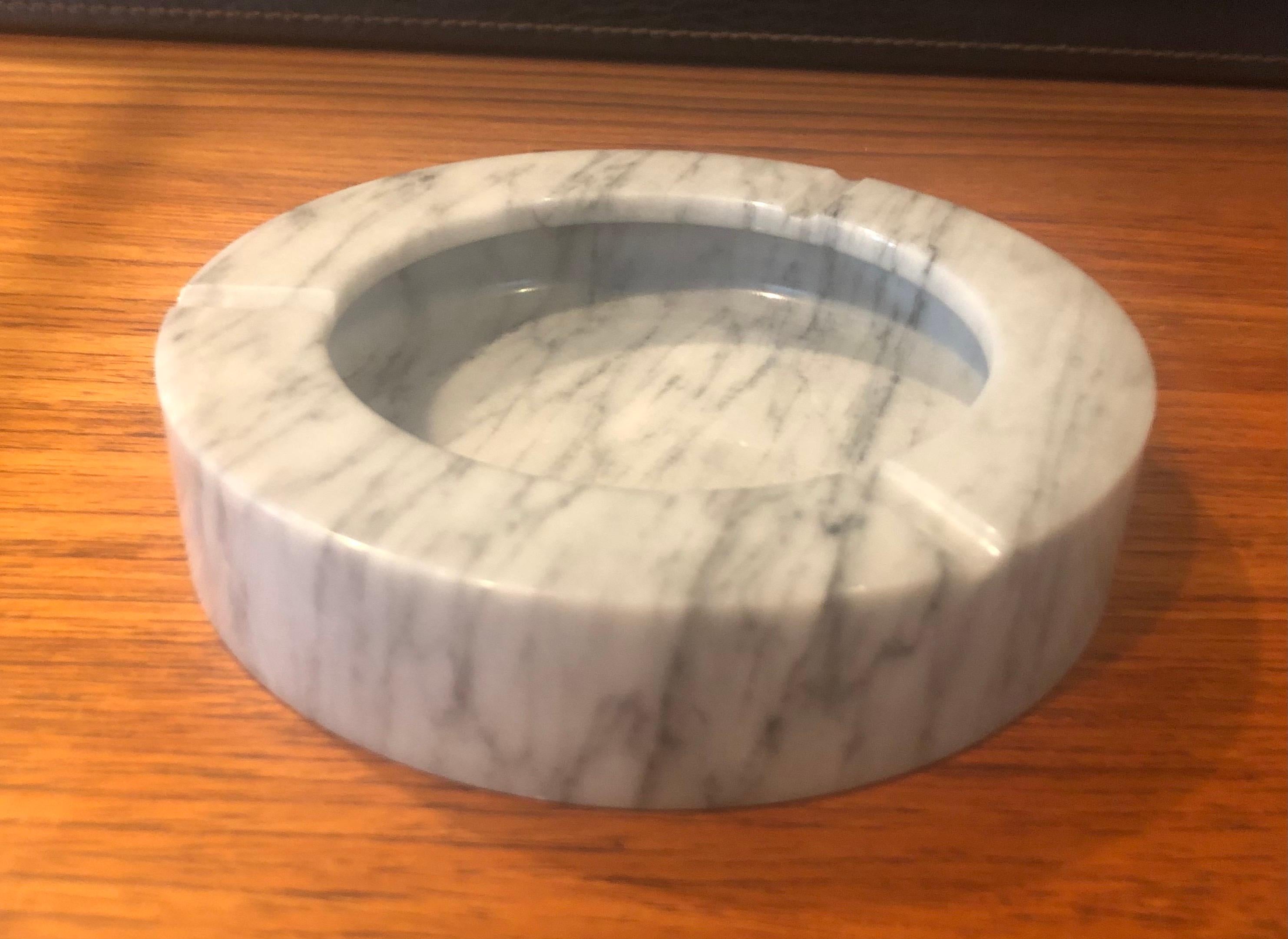 Absolutely gorgeous midcentury Italian Carrara marble ashtray, circa 1970s. The piece is in excellent vintage with no chips or cracks and measures 6