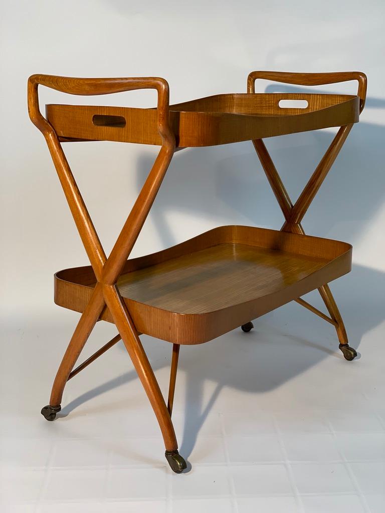 Trolley with extractable tray and shelf below, removable by two handles placed on the sides that cross and ends in the wheels, this cart is made in ash.
Italy circa 1948 Mid-Century Modern.