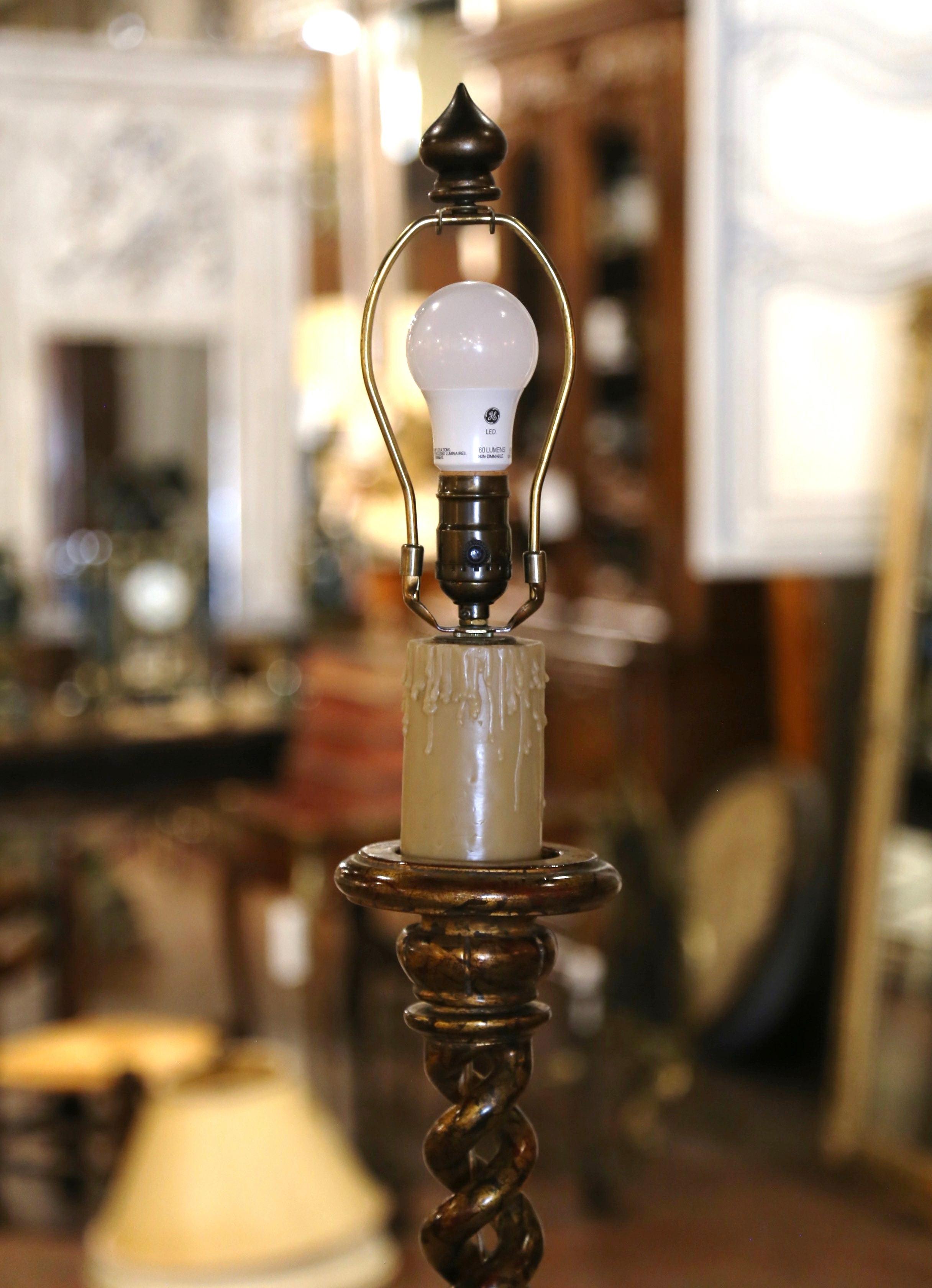 Dekorieren Sie einen Tisch oder eine Konsole mit dieser eleganten Lampe aus vergoldetem Holz. Der in Italien um 1960 handgeschnitzte antike Lampenfuß steht auf einem runden Sockel und weist einen handgeschnitzten Gerstenknoten auf, der mit einer