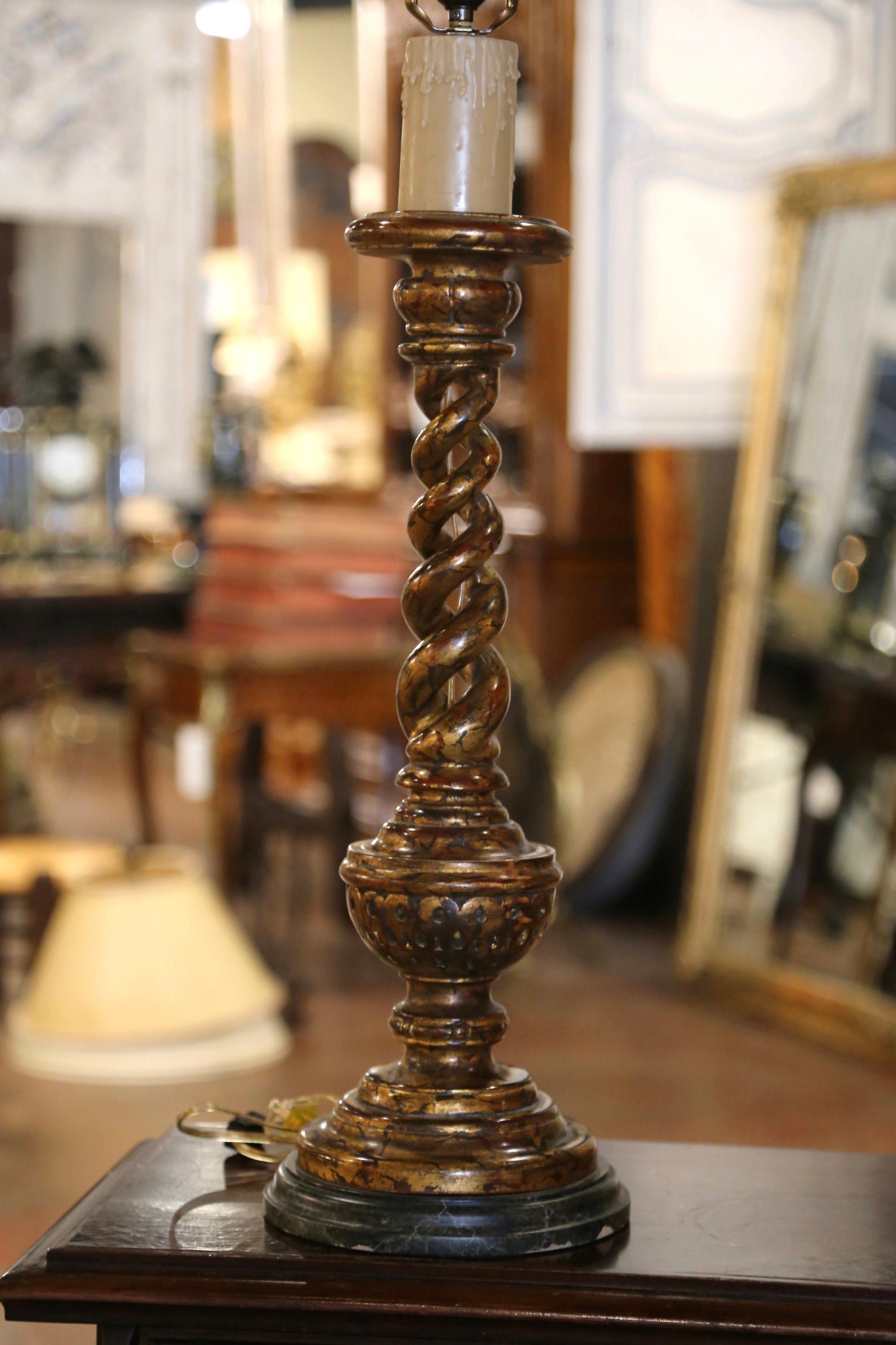 Mid-Century Italienisch geschnitzt Giltwood Barley Twist Tischlampe (Louis XIII.) im Angebot