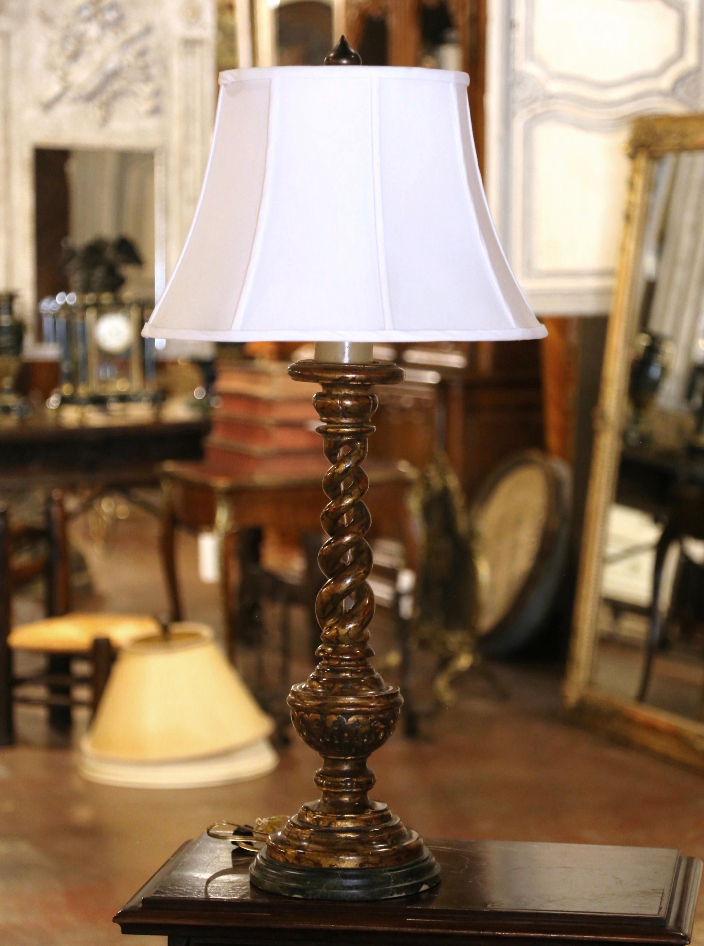 Mid-Century Italienisch geschnitzt Giltwood Barley Twist Tischlampe (Handgeschnitzt) im Angebot