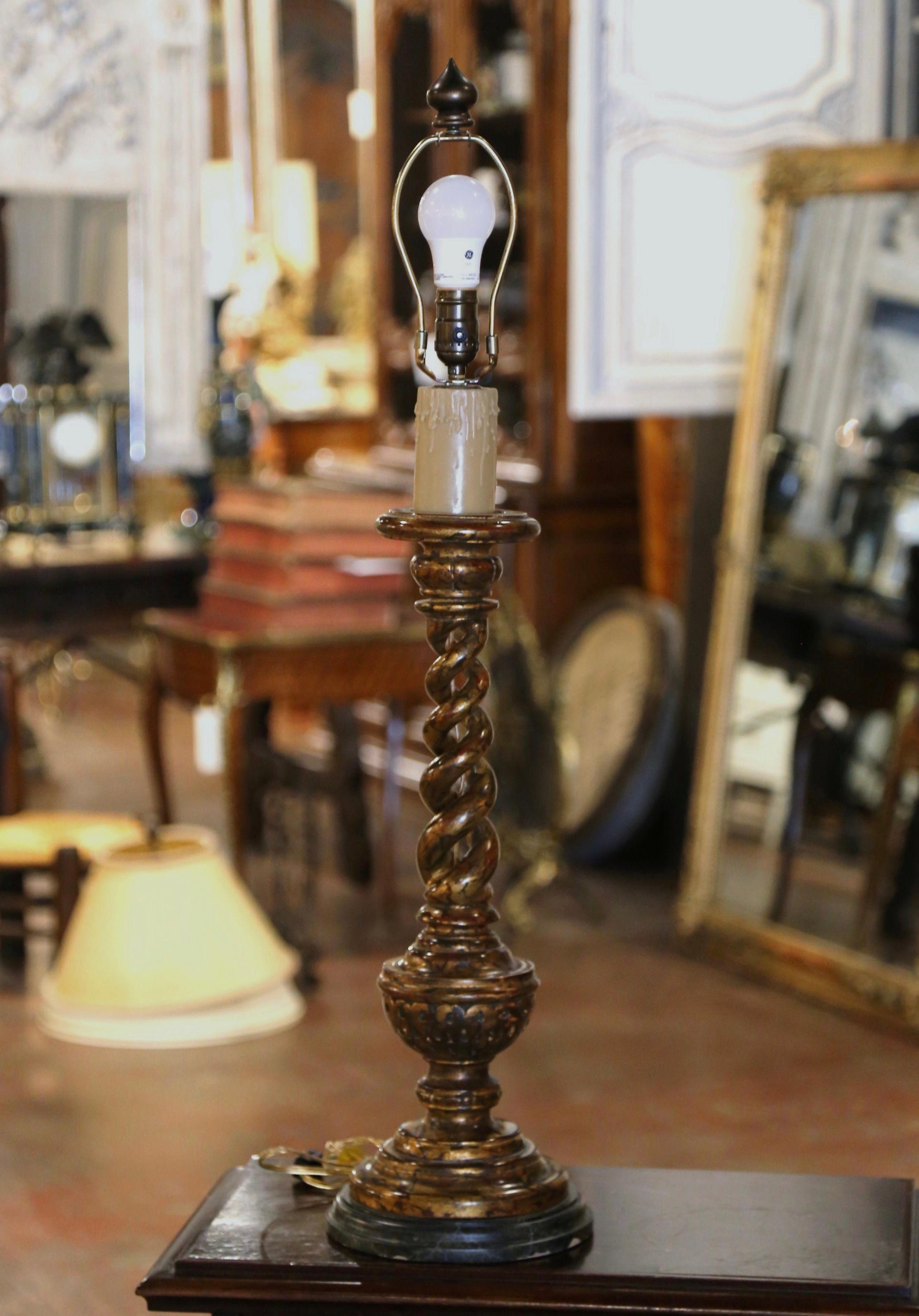 Mid-Century Italienisch geschnitzt Giltwood Barley Twist Tischlampe im Zustand „Hervorragend“ im Angebot in Dallas, TX
