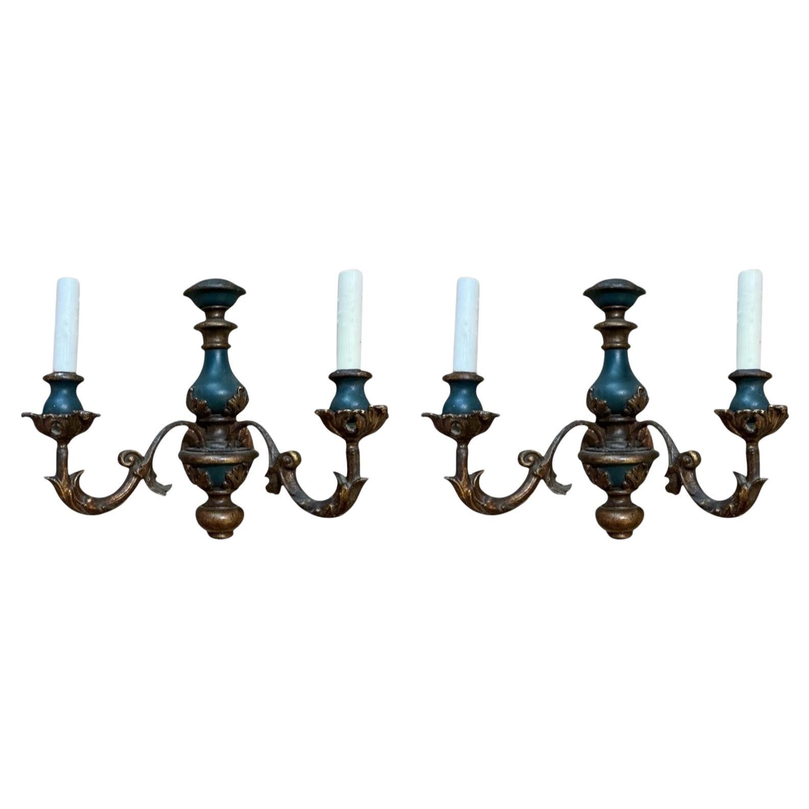 Mitte des Jahrhunderts Italienisch geschnitzt Giltwood blau lackiert Sconces W / Französisch Styling -Paar