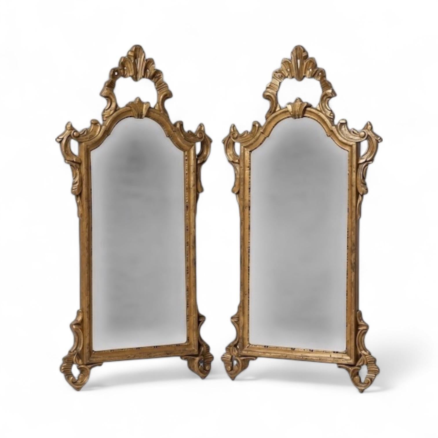 Si tratta di una coppia di piccoli specchi italiani della metà del secolo scorso in stile French Rococo. Entrambi gli specchi sono in ottime condizioni e contrassegnati.  Gli artigiani italiani hanno fatto un lavoro brillante per rivitalizzare i