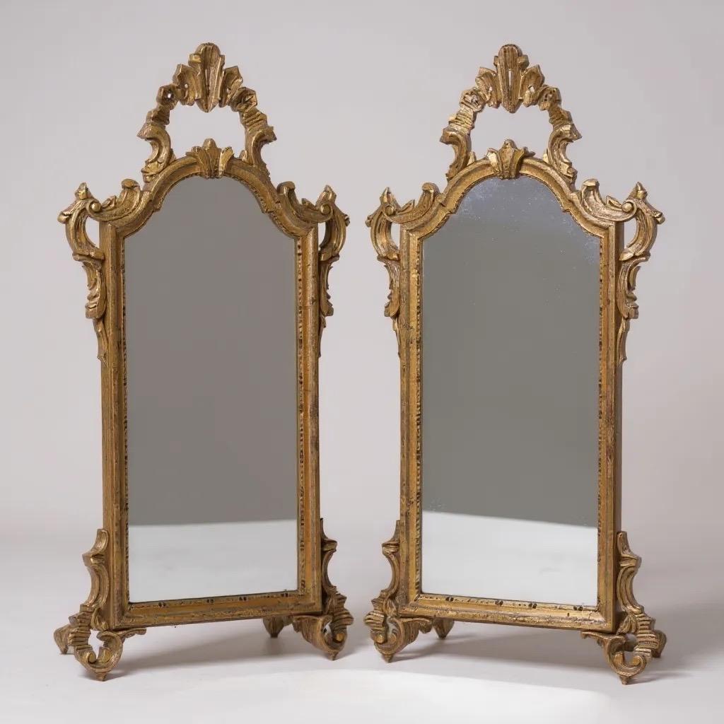 Metà secolo  Specchi italiani intagliati in legno dorato con stile French Rococo - coppia In condizioni buone in vendita a Kennesaw, GA