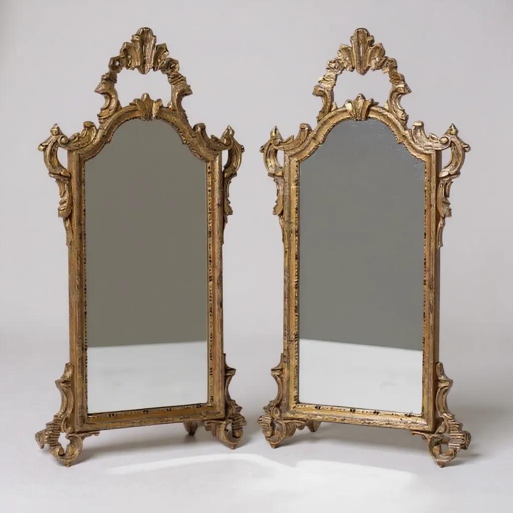 XX secolo Metà secolo  Specchi italiani intagliati in legno dorato con stile French Rococo - coppia in vendita