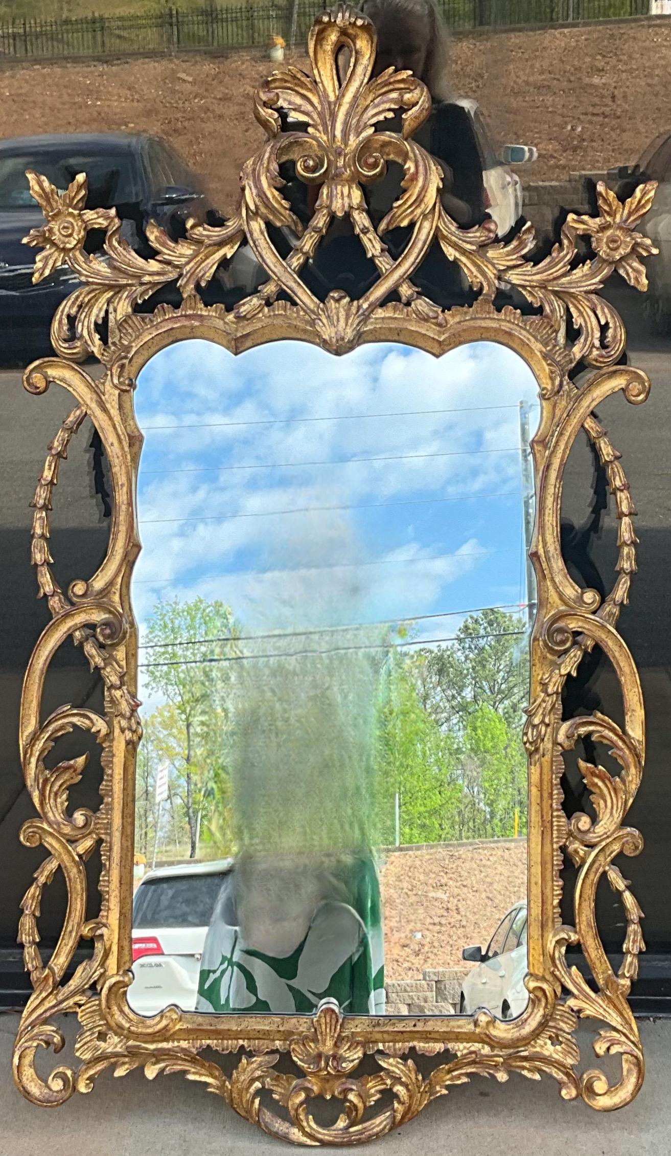 Paire de miroirs italiens en bois doré sculpté du milieu du siècle dernier avec style français Bon état - En vente à Kennesaw, GA