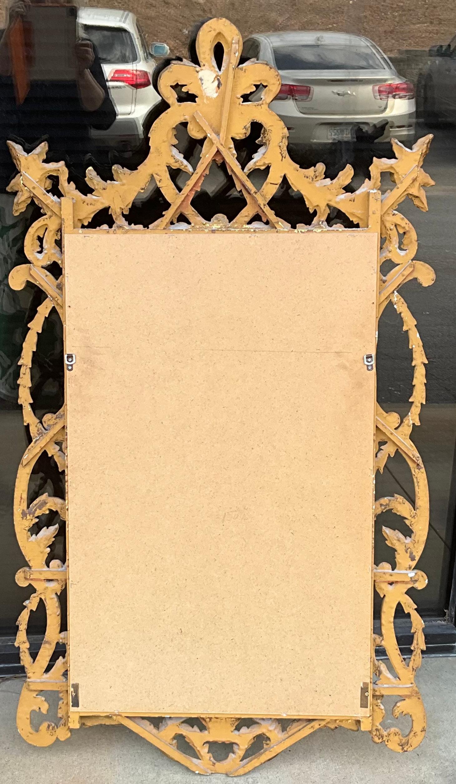 20ième siècle Paire de miroirs italiens en bois doré sculpté du milieu du siècle dernier avec style français en vente