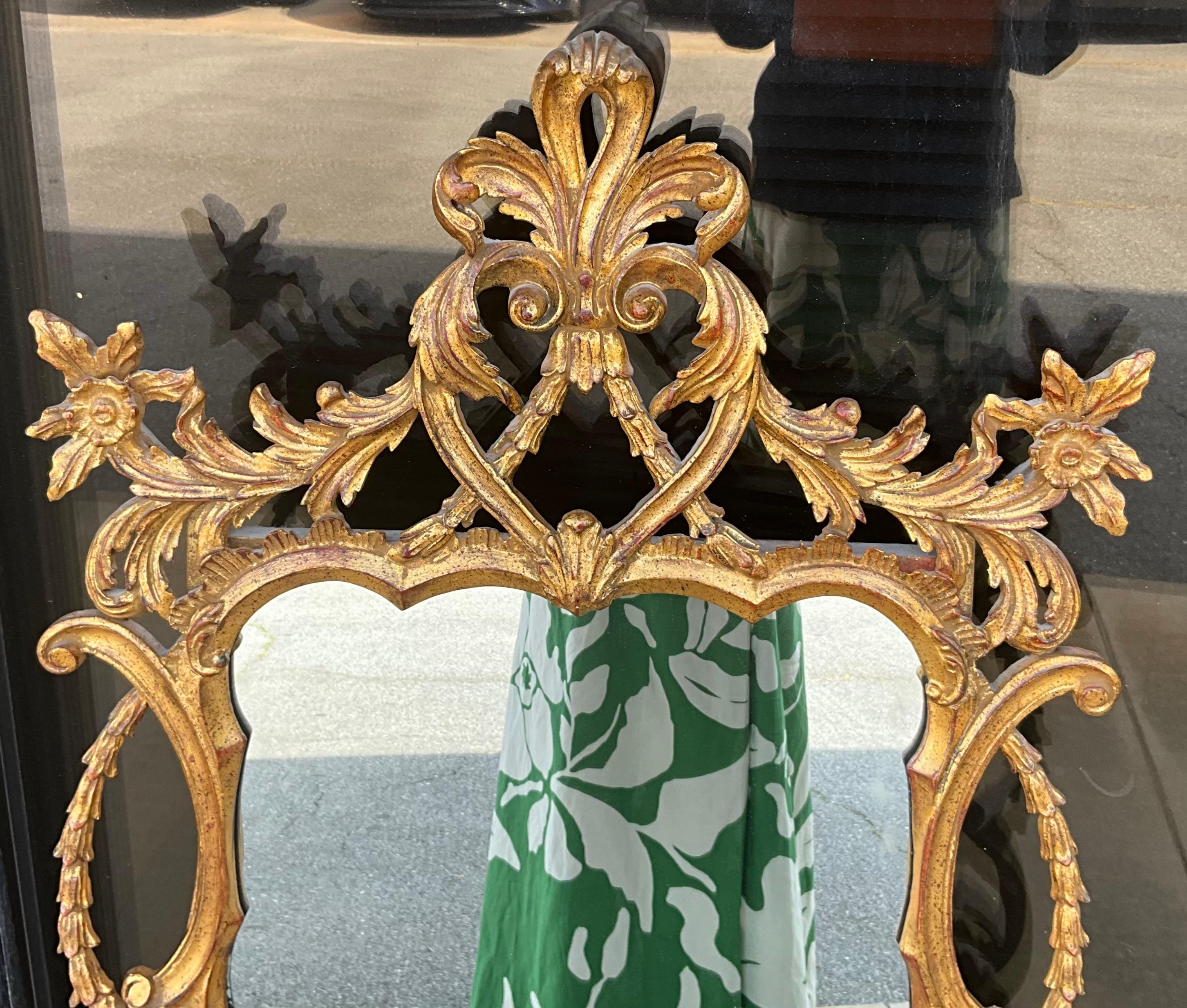 Miroir Paire de miroirs italiens en bois doré sculpté du milieu du siècle dernier avec style français en vente