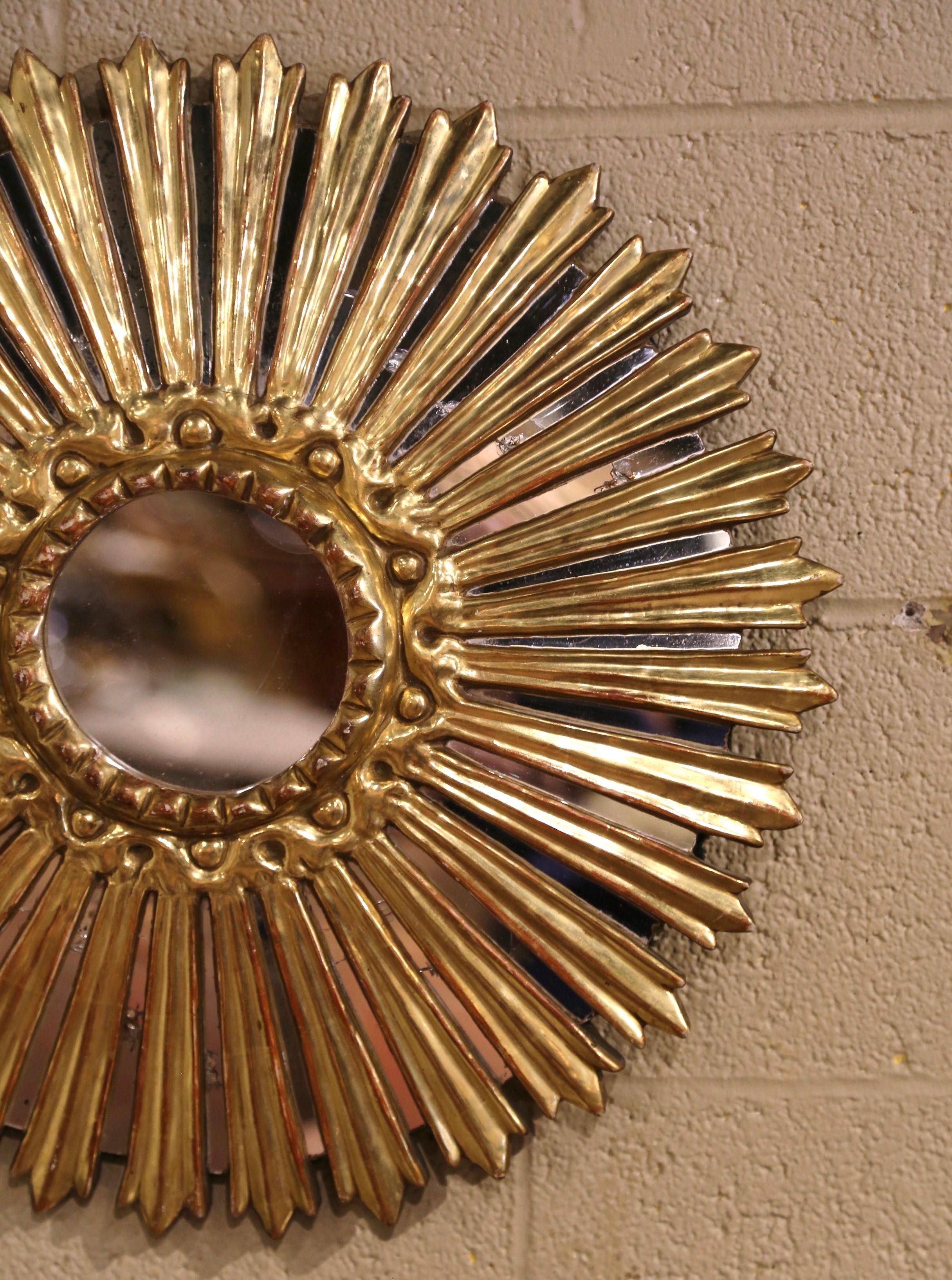 Espejo de pared tallado en madera dorada italiana de mediados de siglo con rayos de espejo Italiano en venta