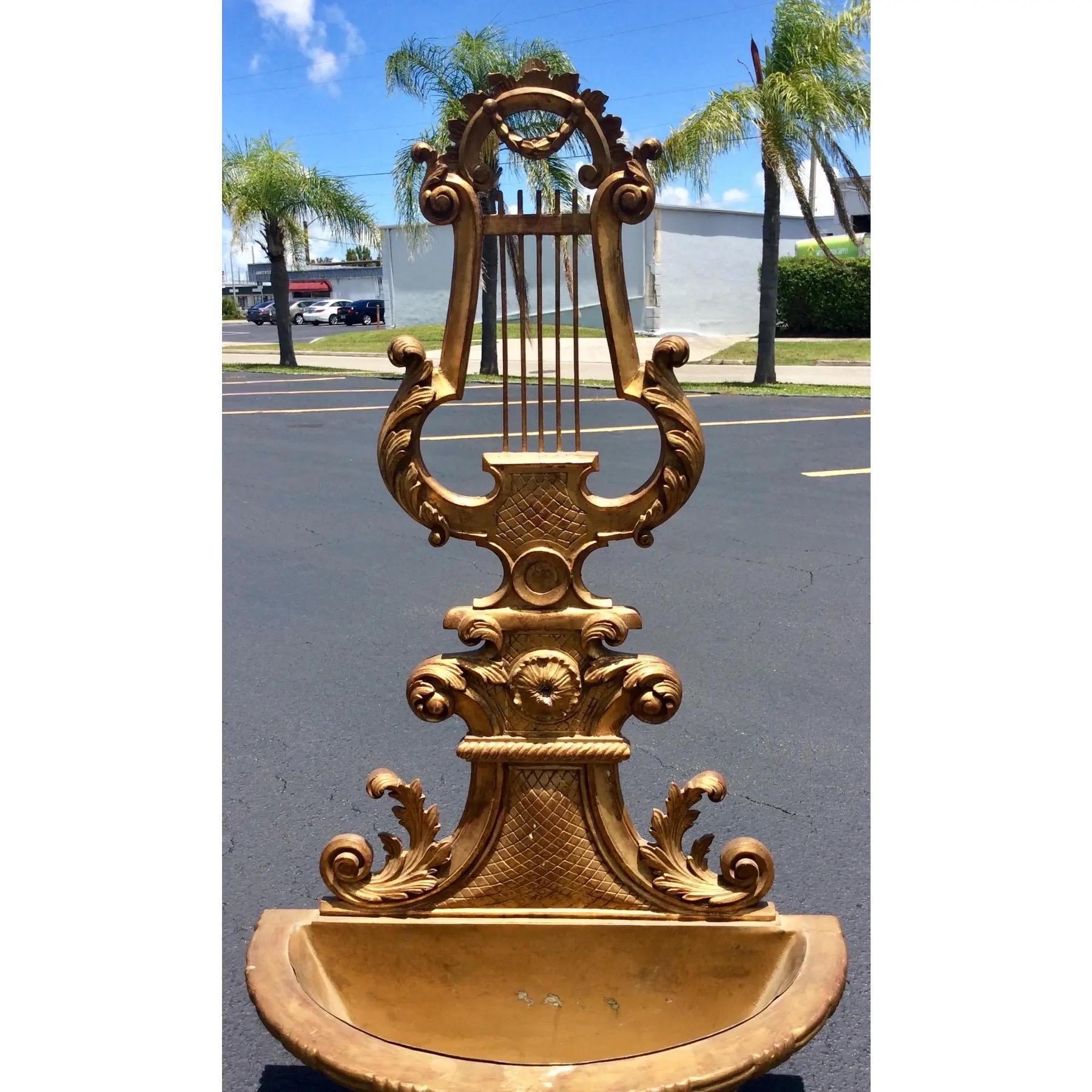 Jardinera de pared grande de madera dorada tallada italiana de mediados de siglo Regencia de Hollywood en venta