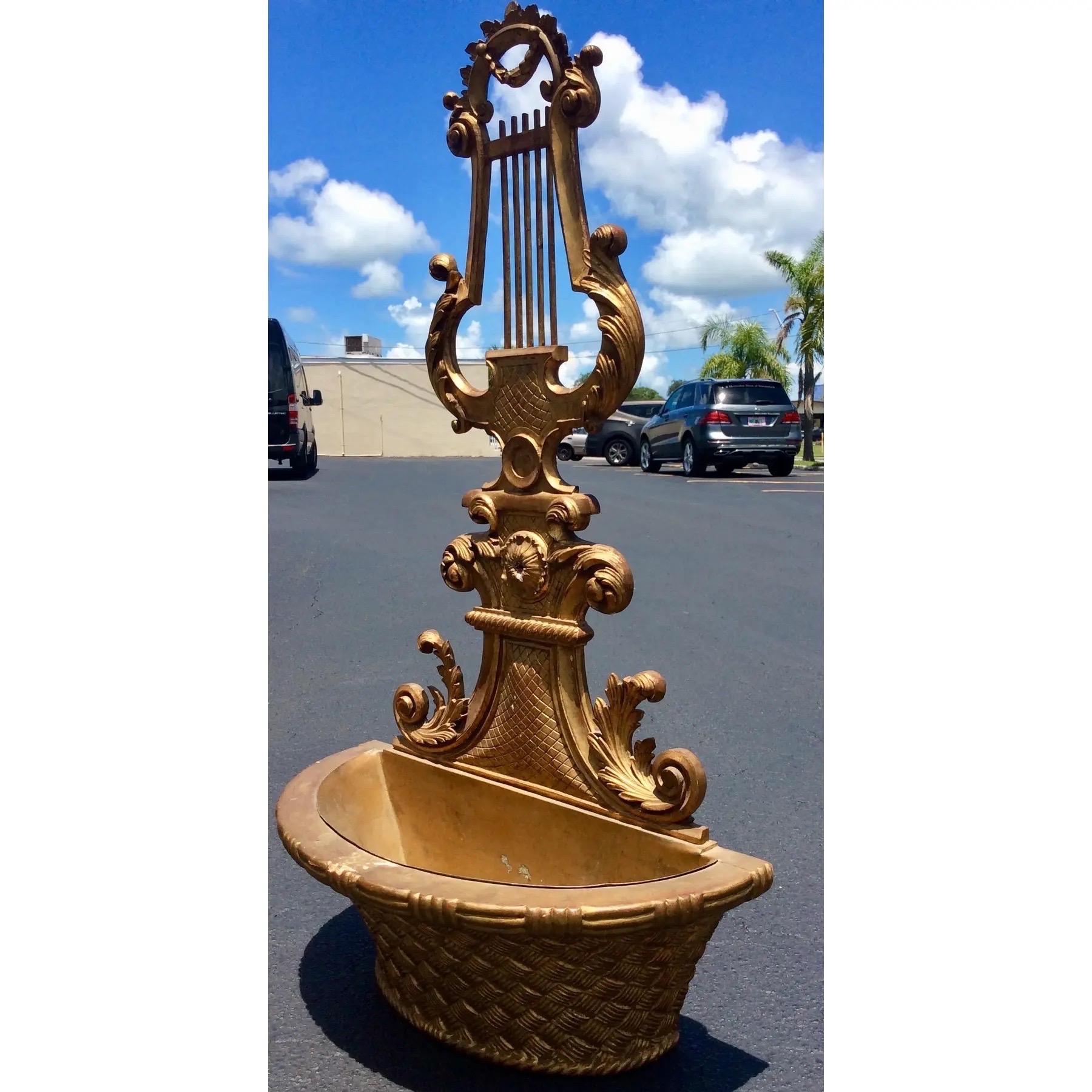 Jardinera de pared grande de madera dorada tallada italiana de mediados de siglo Italiano en venta