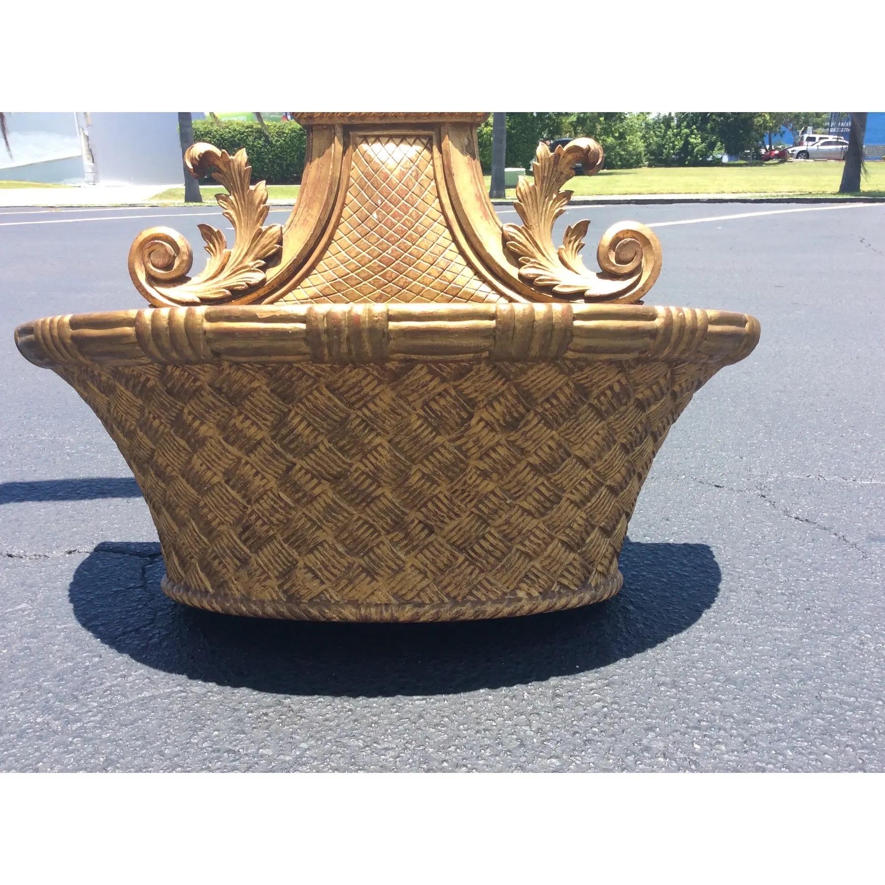 Jardinera de pared grande de madera dorada tallada italiana de mediados de siglo Madera dorada en venta