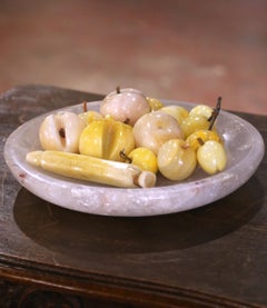 Fruits en pierre sculptés, ensemble de seize, Italie du milieu du siècle