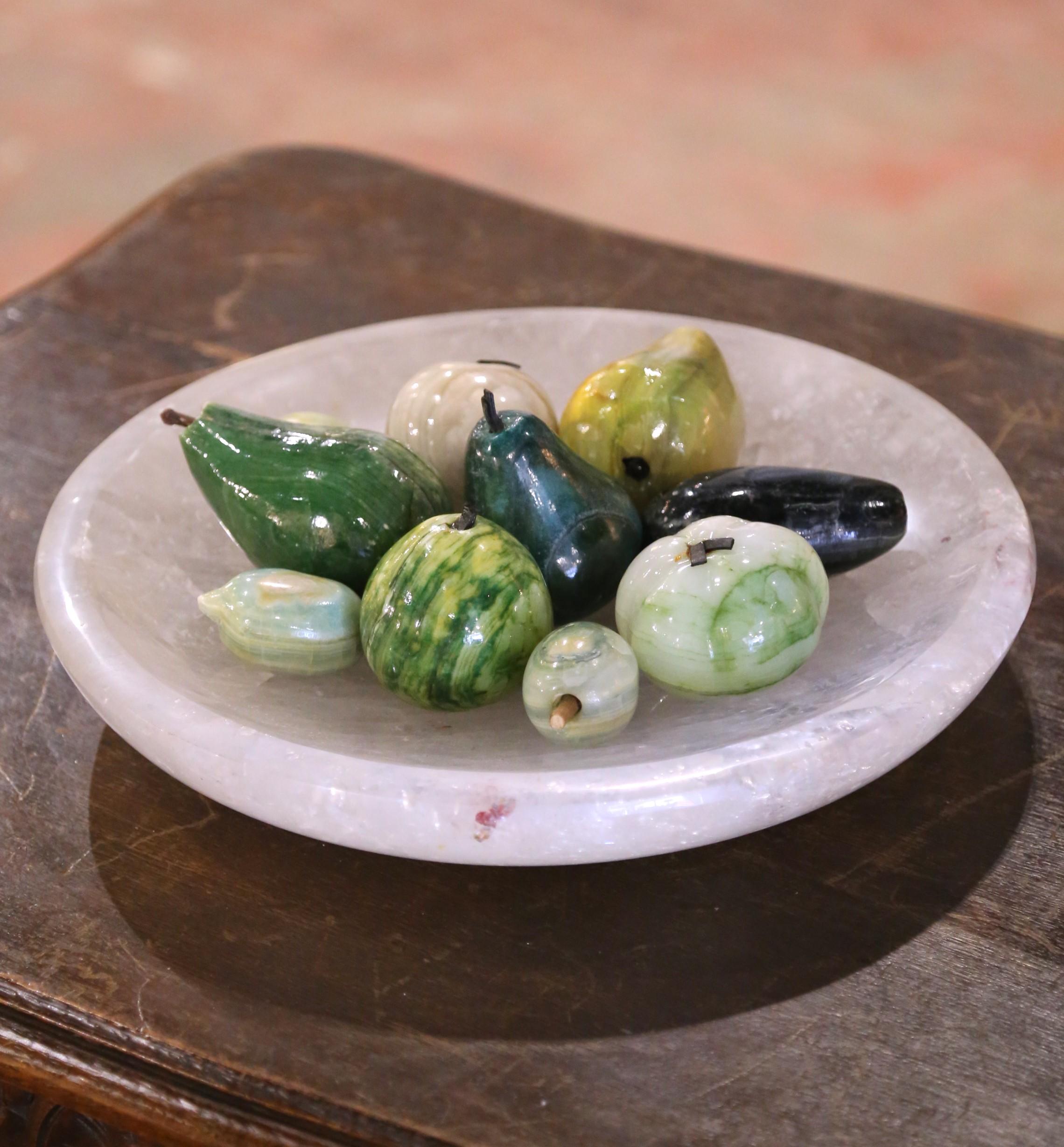 Añade un toque de encanto atemporal a tu hogar con este conjunto de diez frutas de piedra tallada, perfectas para estilizar una consola de entrada, una mesa de comedor o la encimera de la cocina. Fabricada en Italia hacia 1960, esta colección