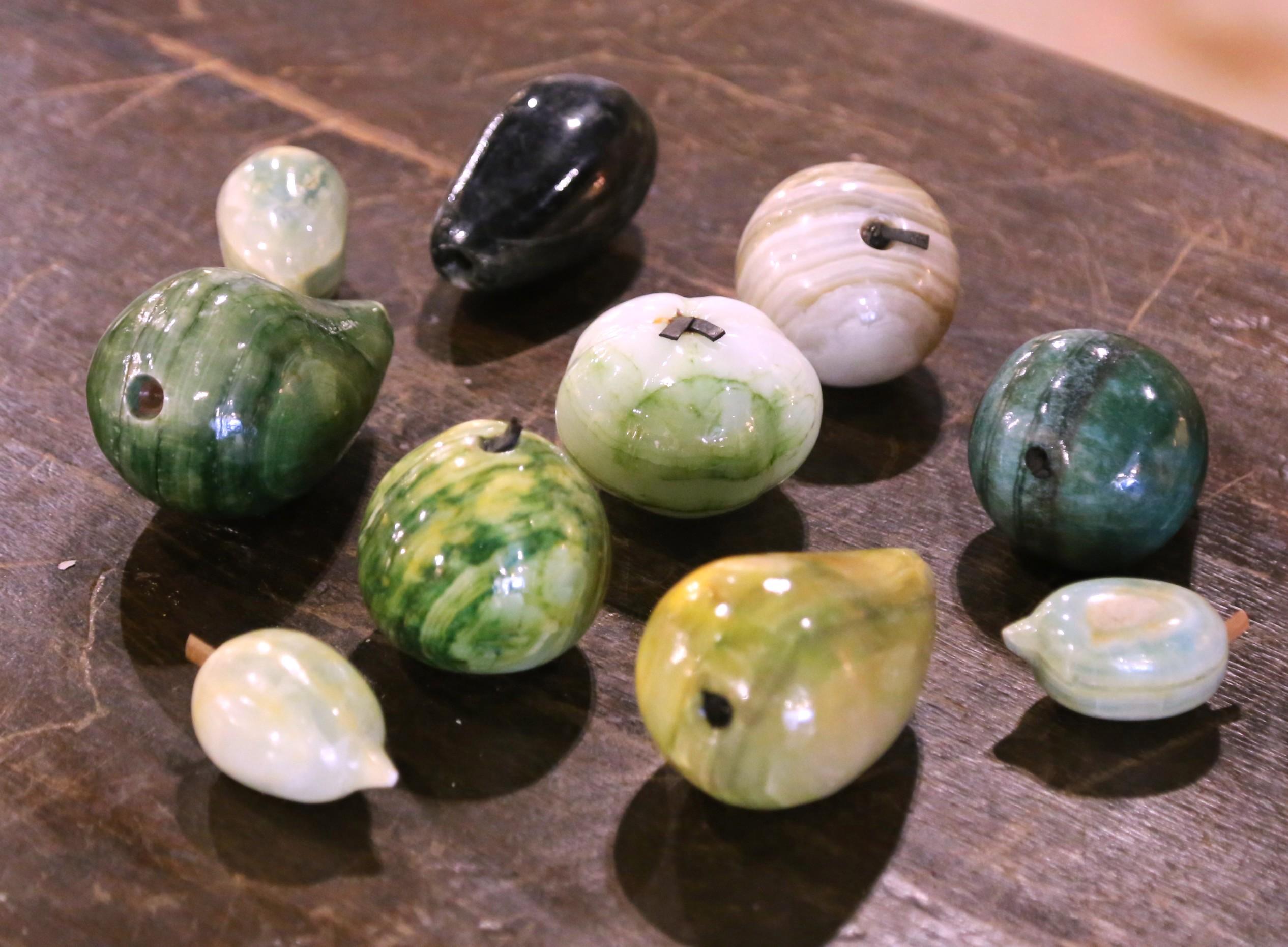 Juego de diez frutas italianas de mediados de siglo talladas en piedra en Excelente estado para la venta en Dallas, TX