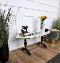 Italienischer Couchtisch aus geschnitztem Nussbaumholz aus der Jahrhundertmitte mit ovaler Platte aus weißem Marmor