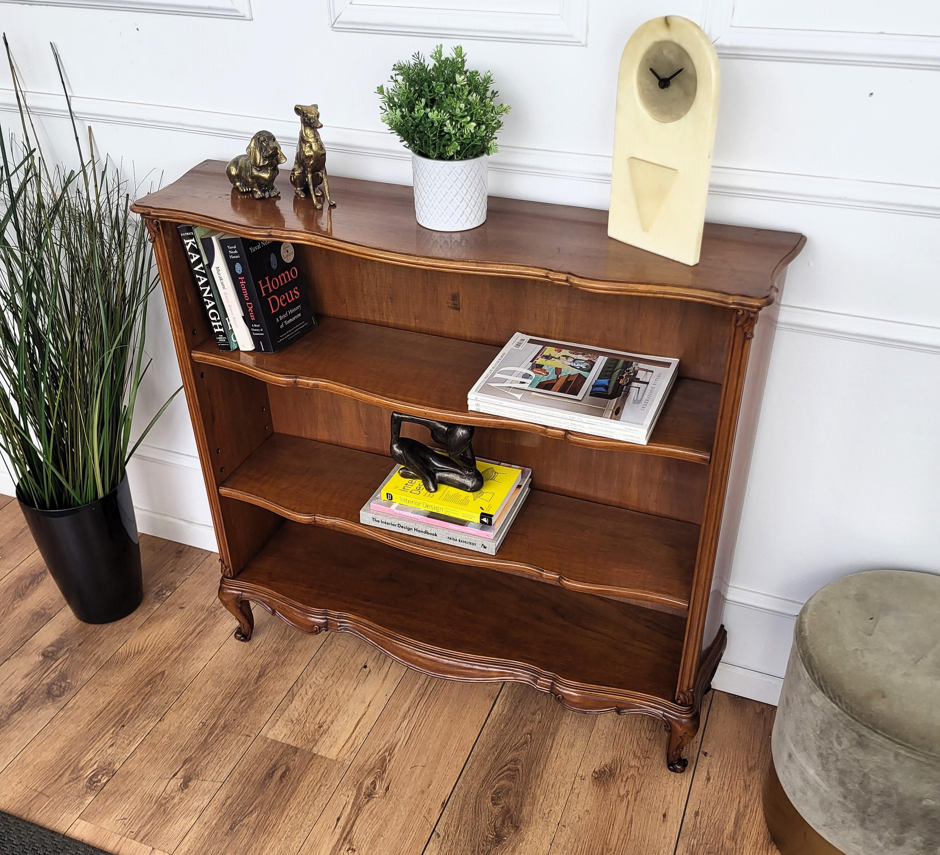 Biblioteca italiana de mediados de siglo de madera de nogal tallada con tres estantes abiertos Moderno de mediados de siglo