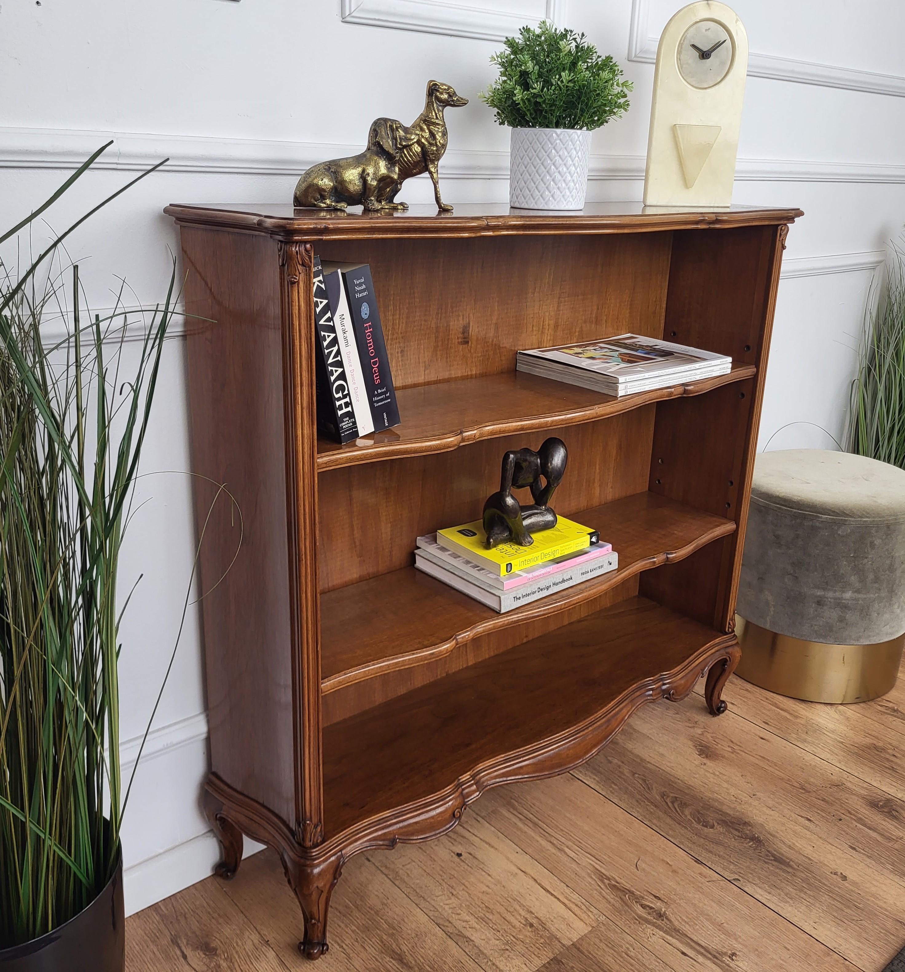 Biblioteca italiana de mediados de siglo de madera de nogal tallada con tres estantes abiertos Italiano