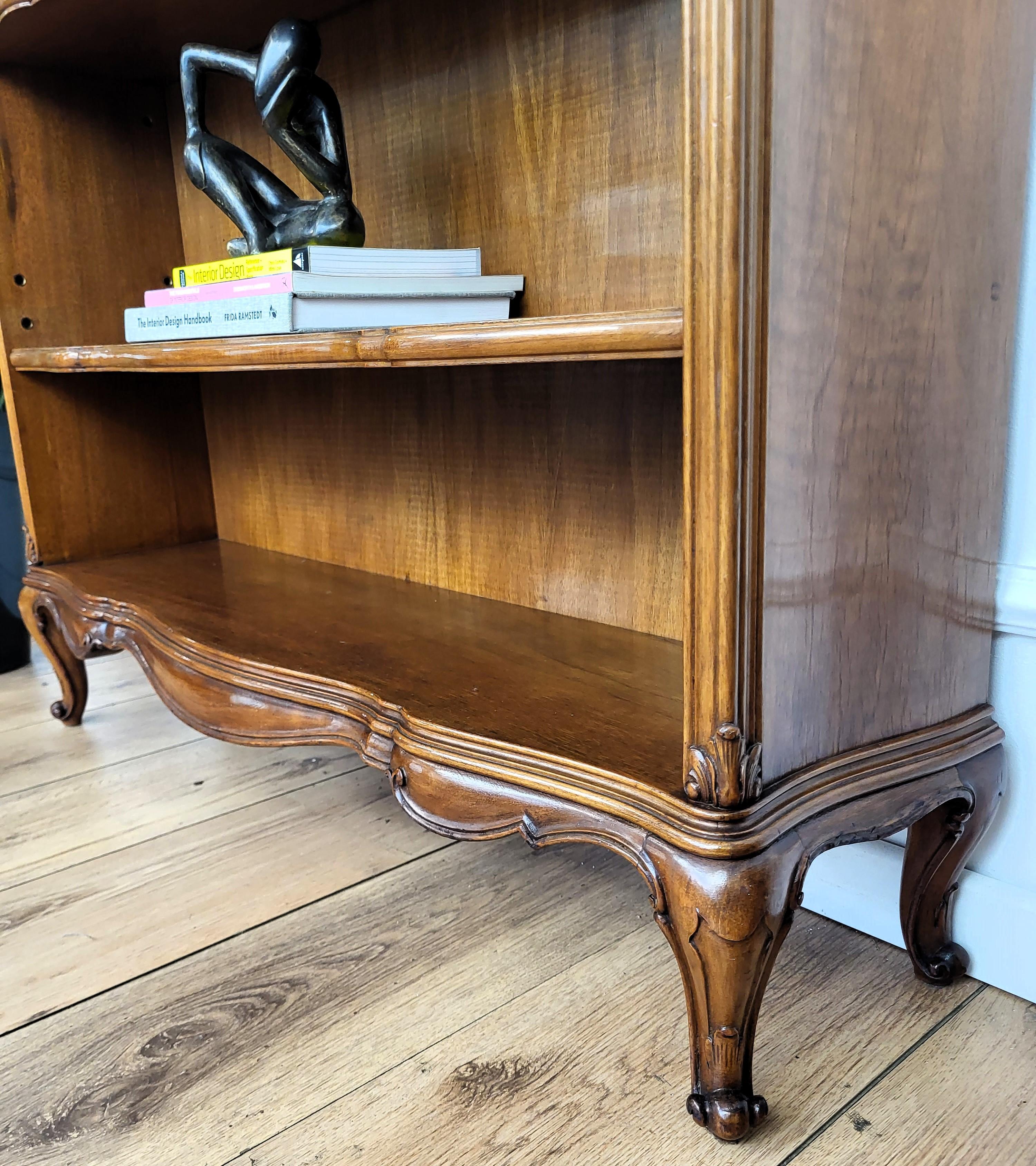 Biblioteca italiana de mediados de siglo de madera de nogal tallada con tres estantes abiertos siglo XX