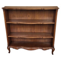 Biblioteca italiana de mediados de siglo de madera de nogal tallada con tres estantes abiertos