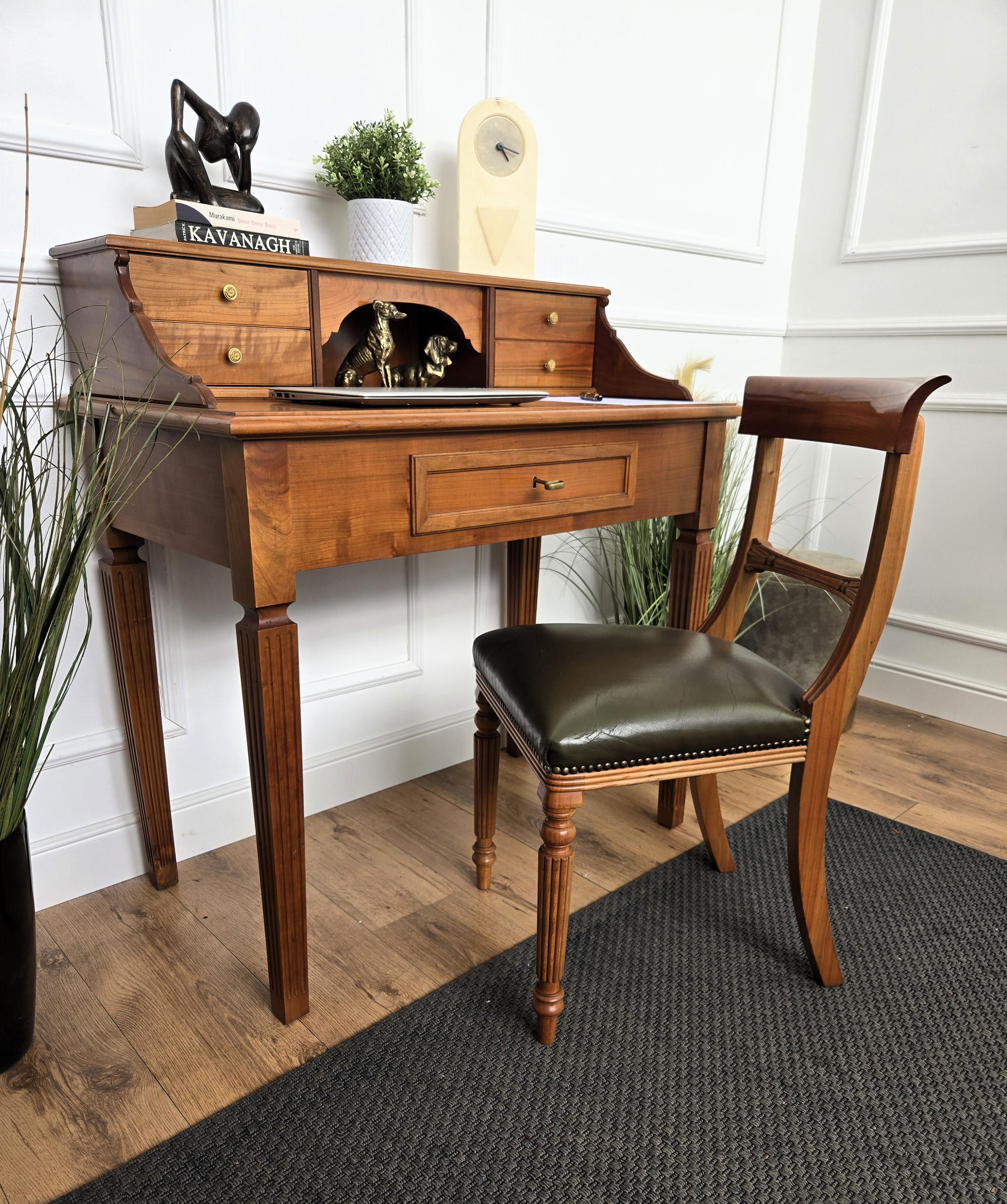 Italienischer geschnitzter Holz-Schreibtisch-Konsolentisch mit Lederstuhl aus der Mitte des Jahrhunderts (Moderne der Mitte des Jahrhunderts) im Angebot