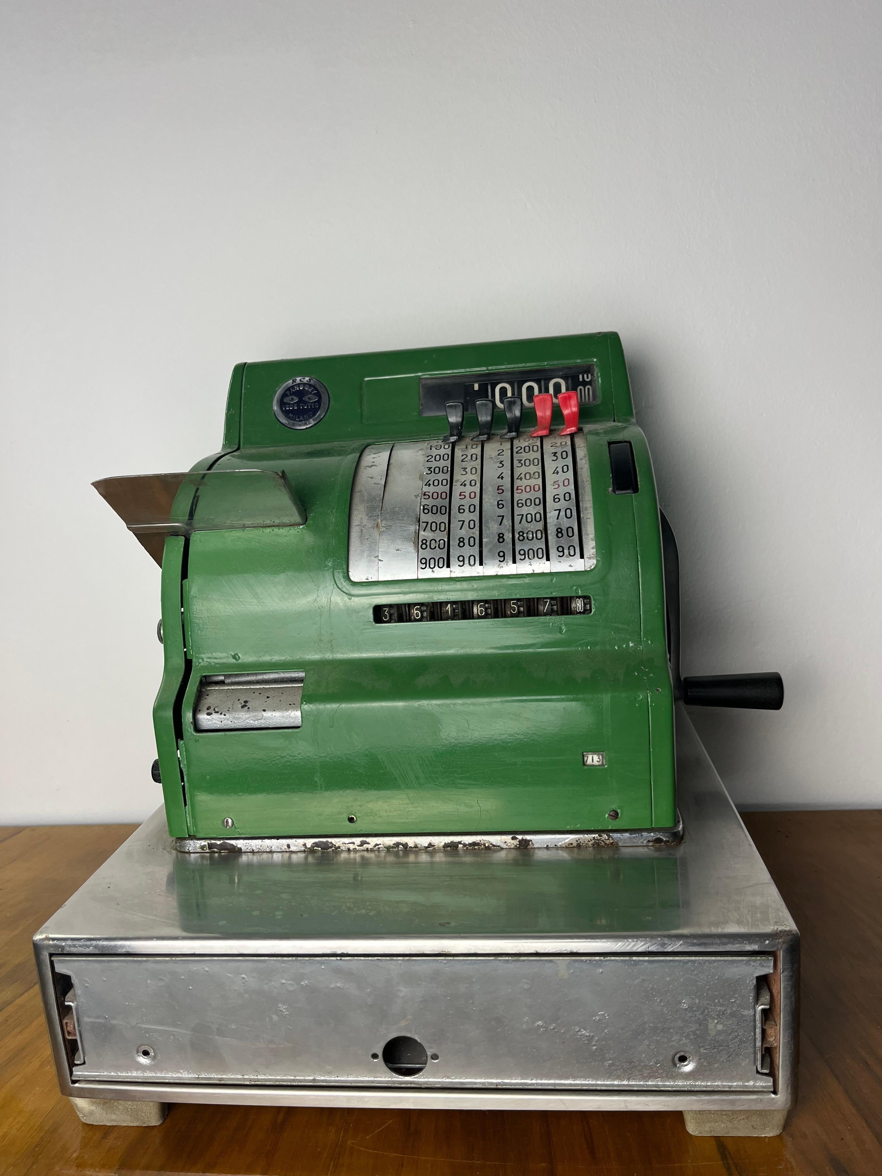 Italienische Registrierkasse aus der Jahrhundertmitte mit Handkurbel, 1960er Jahre
Ordentlicher Zustand, Alterungsspuren, ideal als Vintage-Möbelstück