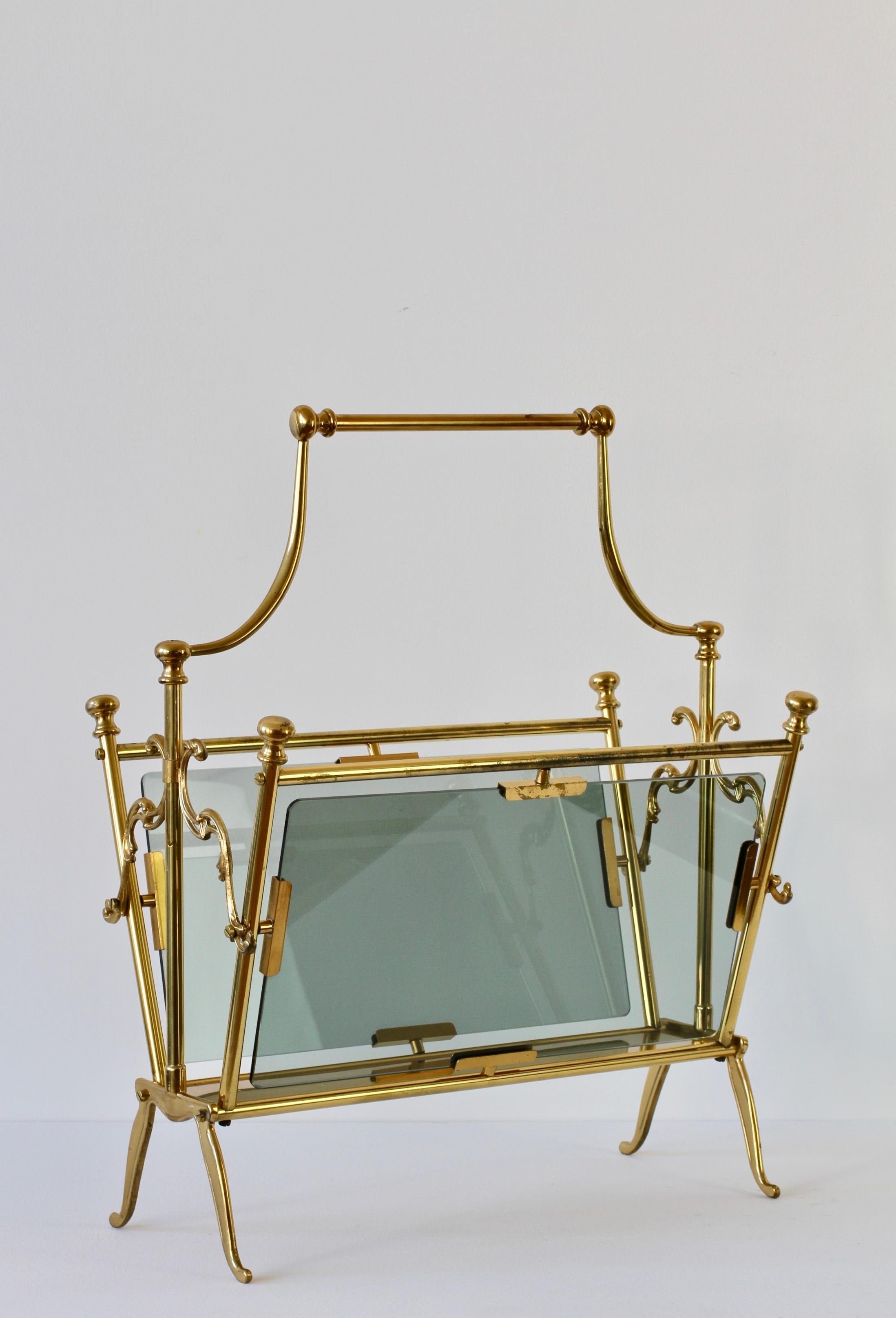 Midcentury Italian Cast Brass and Smoked Glass Magazine Rack or Newspaper Stand In Good Condition In Landau an der Isar, Bayern