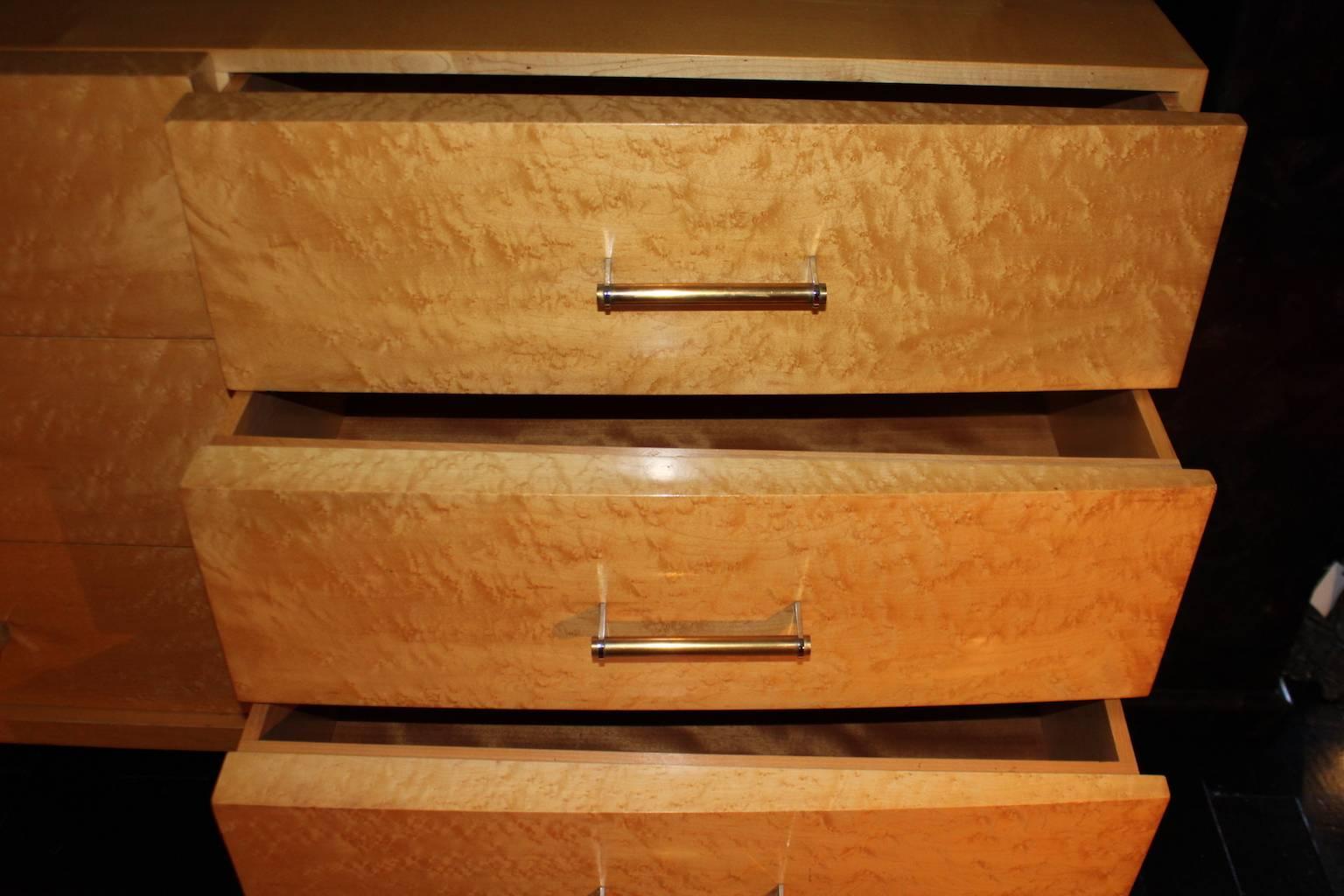 Moderno Coppia di cassettiere in legno di cedro del Medioevo con finiture in ottone in vendita