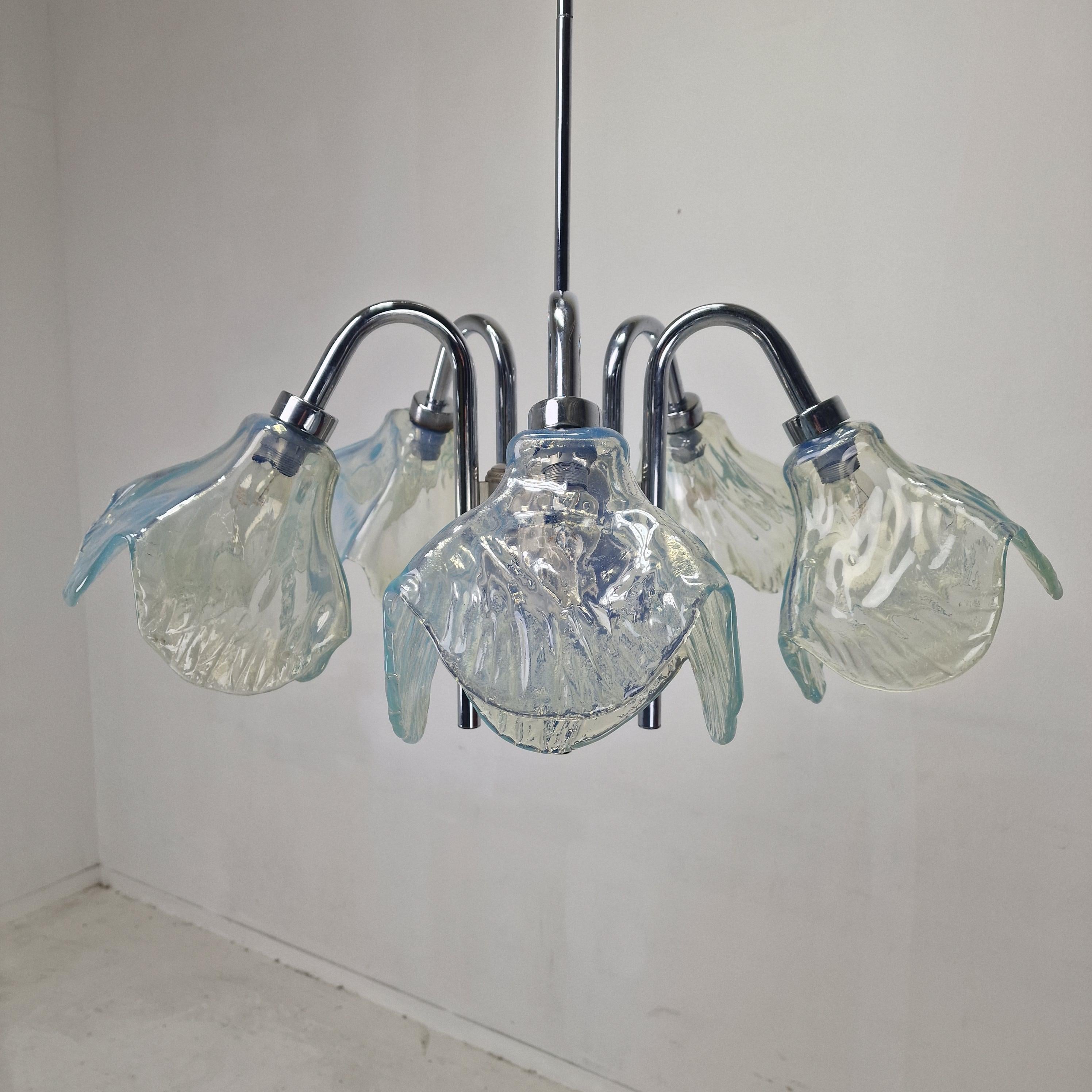 Lámpara de techo italiana de mediados de siglo con cinco pantallas de cristal de Murano azul - Años 70 en venta 2